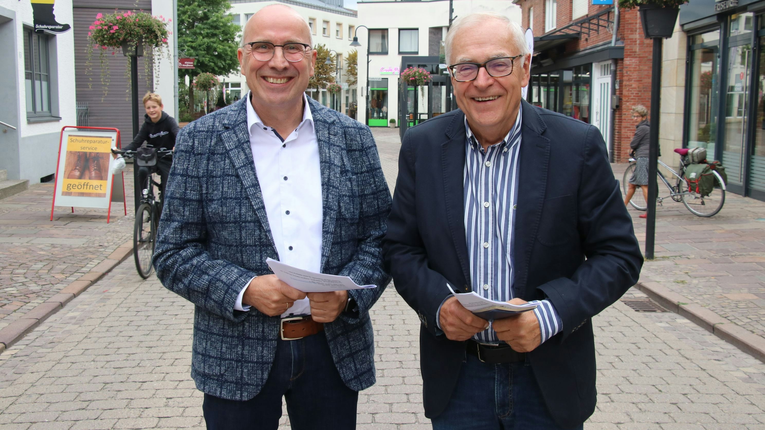 Optimistisch: Gerd Muhle (links) und sein Vorgänger als Vorsitzender, Hans-Georg Knappik, blicken optimistisch in die Zukunft der Dammer Bürgerstiftung. Sie wissen aber auch um die großen Herausforderungen. Foto: Lammert