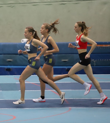 1500-Meter-Rennen: Die Löningerinnen Sophie Hinrichs (von links), Carolin Hinrichs und Nele Heymann überzeugten. Foto: Antonia Beyer
