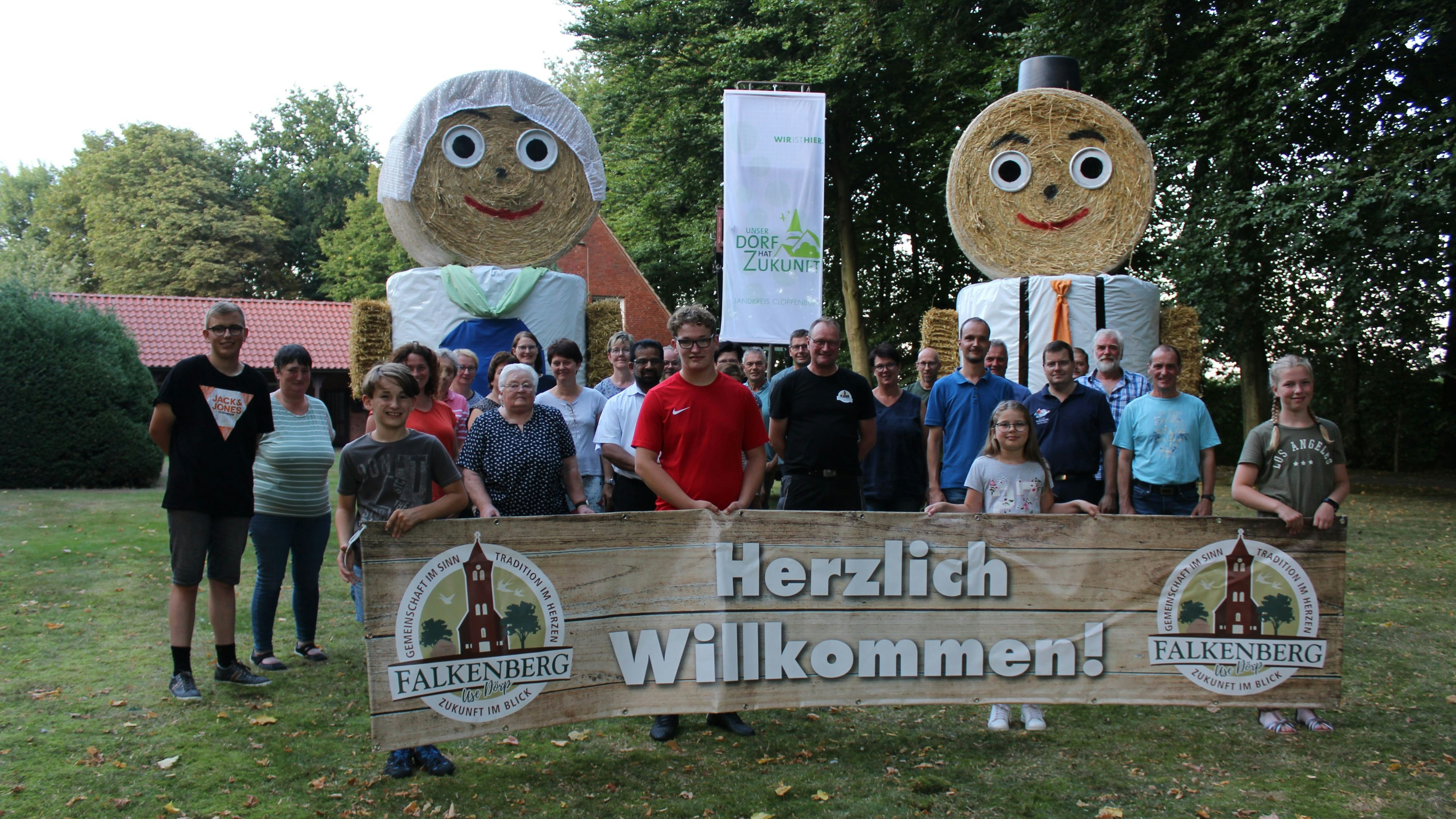 Vorfreude: Die Falkenberger wollen gemeinsam mit den Strohpuppen SIEGlinde und SIEGfried die 11-köpfige Jury überzeugen.&nbsp; Foto: Hoff