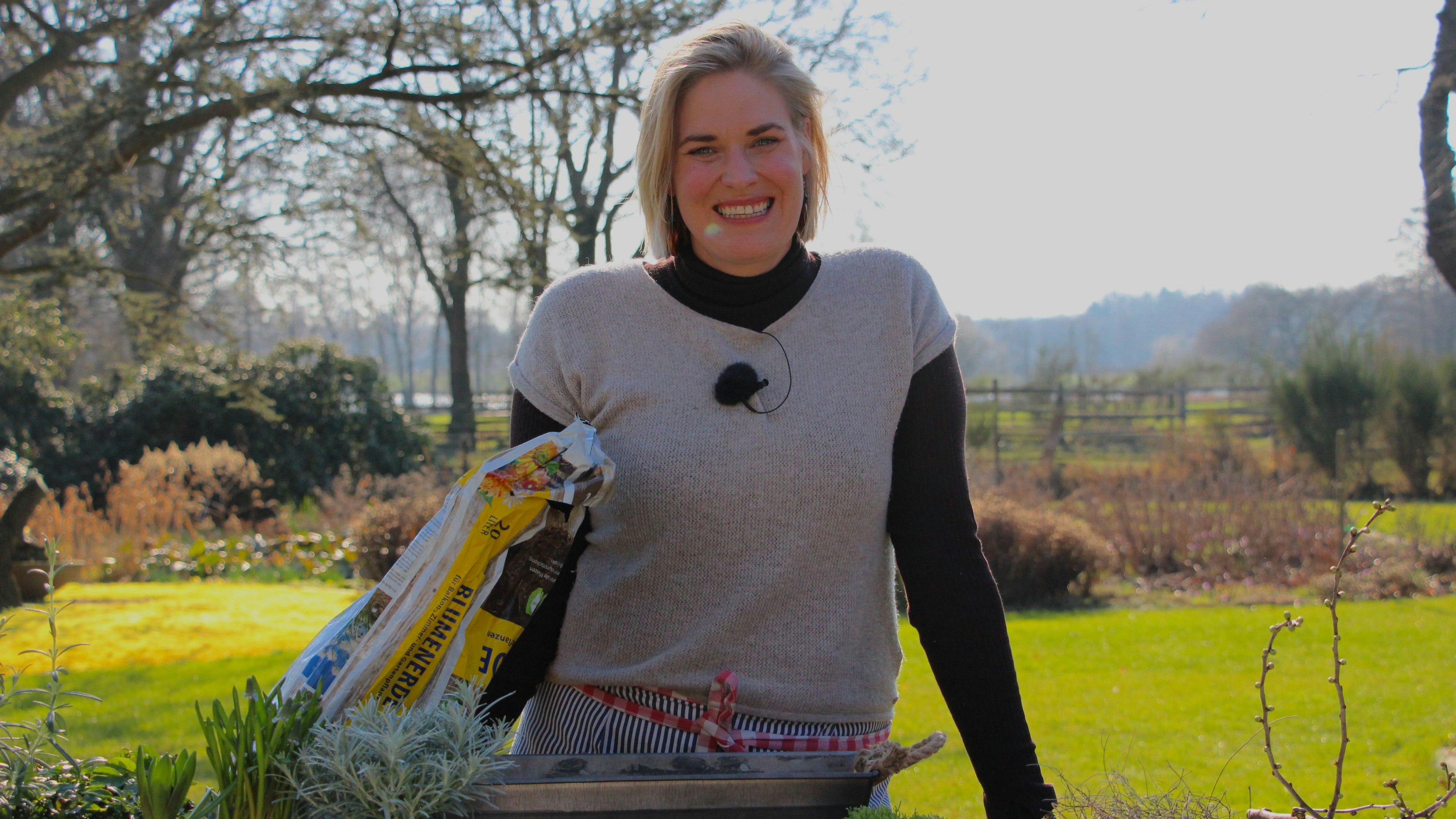 Einmal pro Woche steht Marion Schouten (39) vor der Kamera und zeigt ihren Abonnenten alles rund um Blumen, Pflanzen und Deko. Foto: Bernhardt