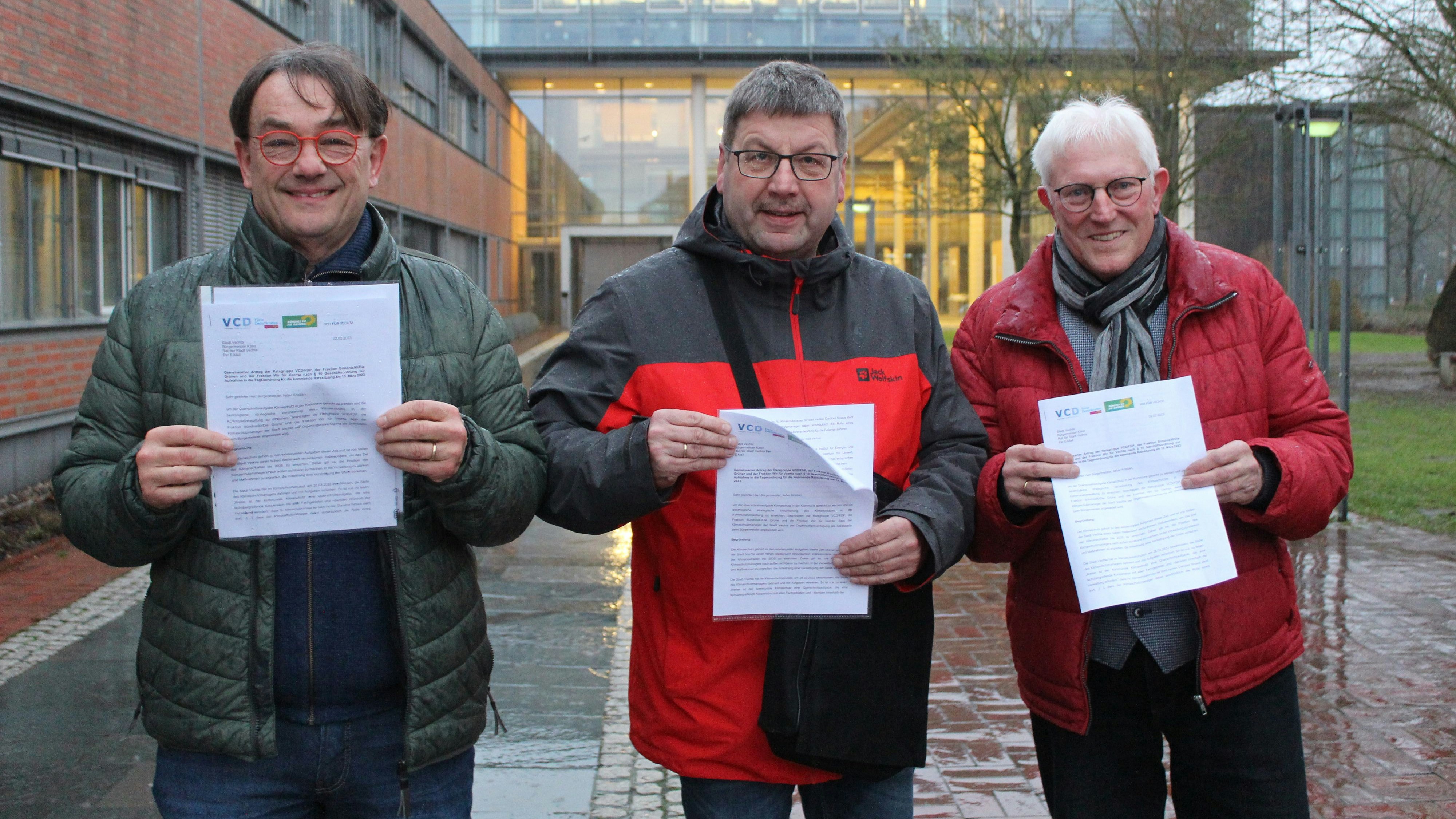 Wollen eine Stabsstelle für Vechtas Klimaschutzmanager (von links): Frank Hölzen (Fraktionsvorsitzender WfV), Stephan Sieveke (Sprecher VCD/FDP) und Karl-Heinz Teuber (Fraktionsvorsitzender&nbsp;Grüne). Foto: Heinzel