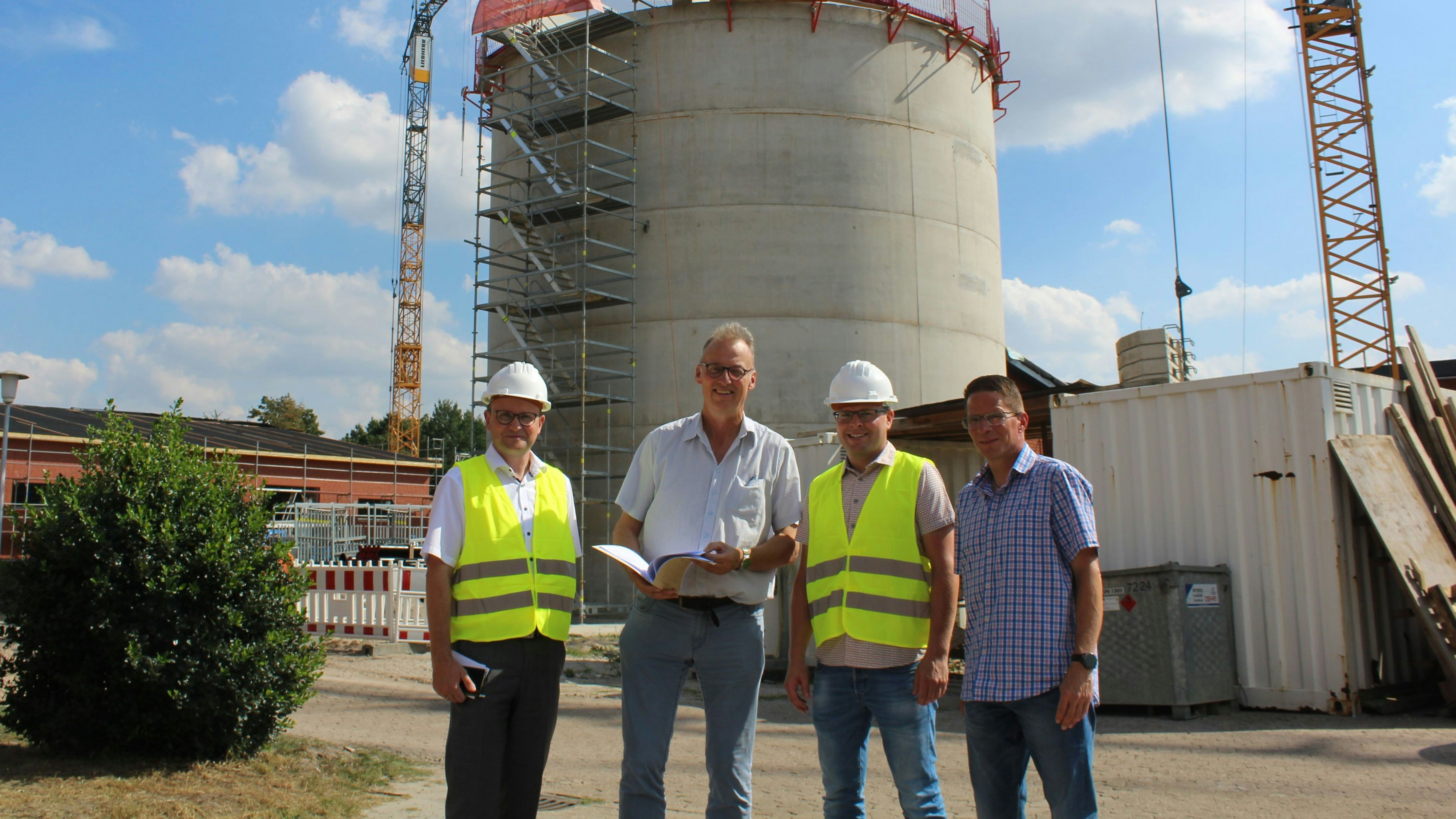 Gaben einen Sachstandsbericht zur Modernisierung des Garreler Klärwerks: Thomas Höffmann (von links), Adelbert Lühring, Henning Rolfes und Frank Boer. Foto: Hoff
