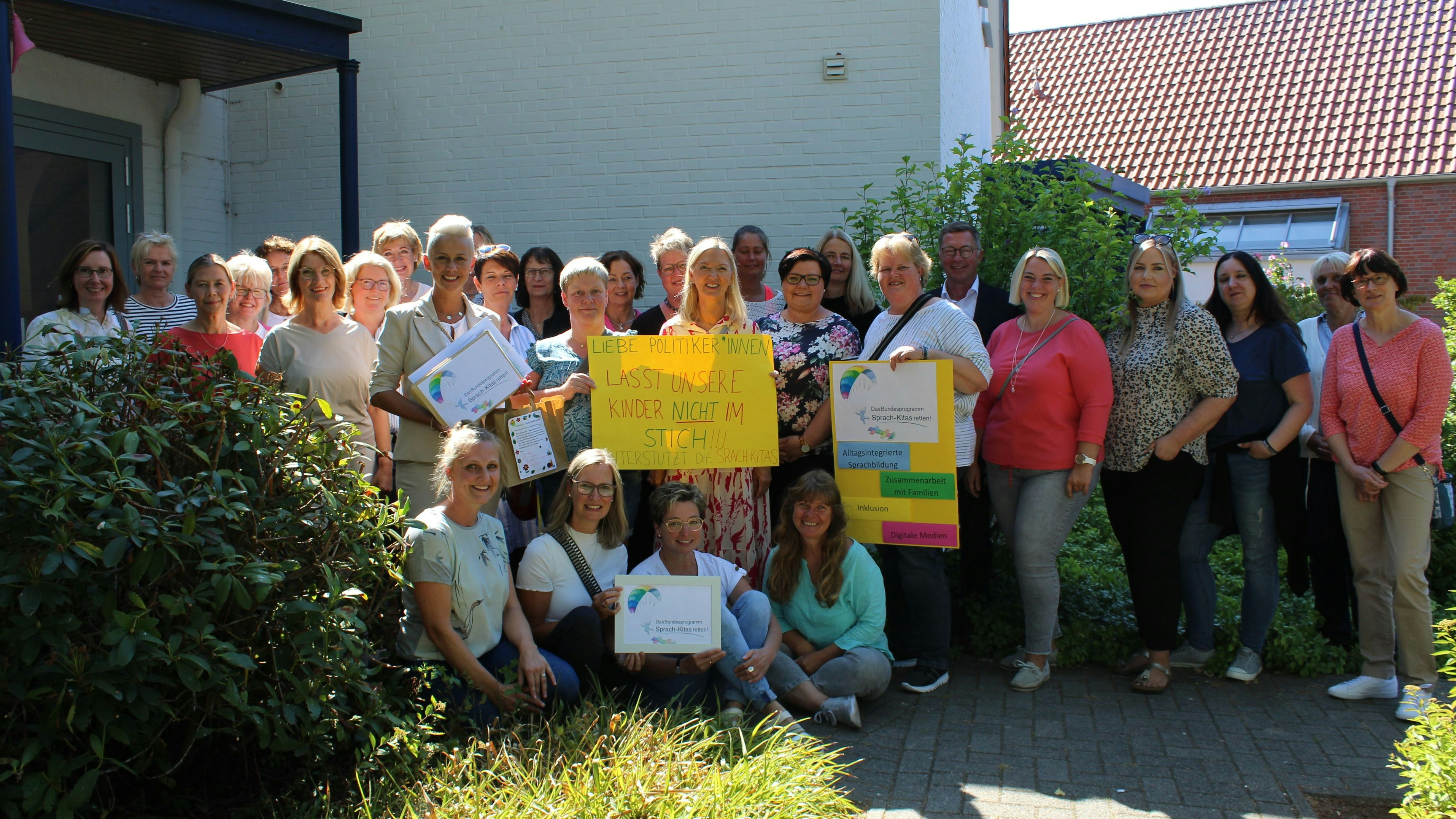 Starkes Engagement: Mehr als 5300 Unterschriften wurden von den Kitas im Oldenburger Münsterland für den Erhalt der Sprach-Kitas gesammelt. Foto: Hoff
