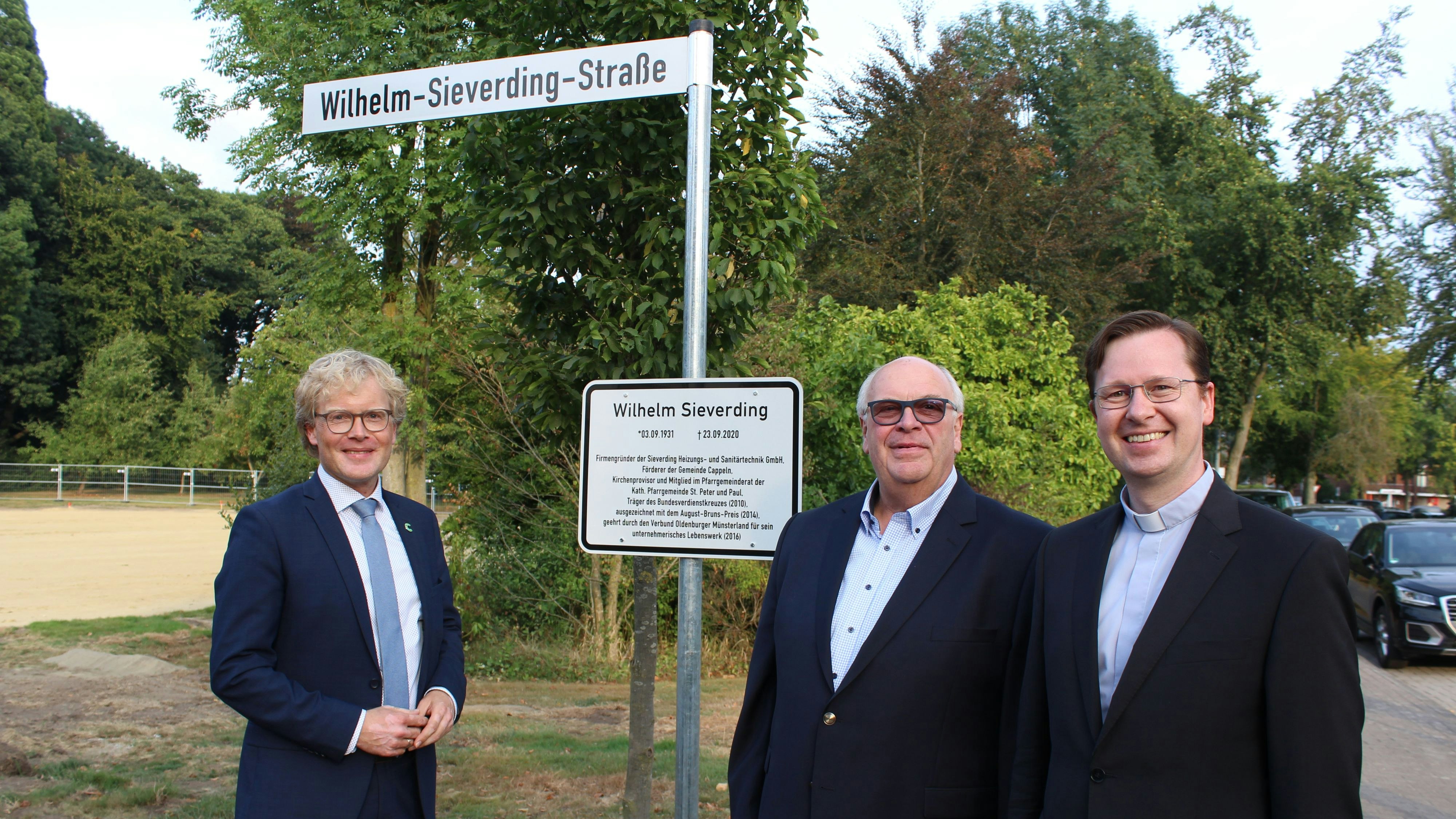 Cappelns Bürgermeister Marcus Brinkmann (von links), Sohn Wilhelm Sieverding und Pastor Jörn Illenseer weihten die Straße offiziell ein. Foto: Hoff