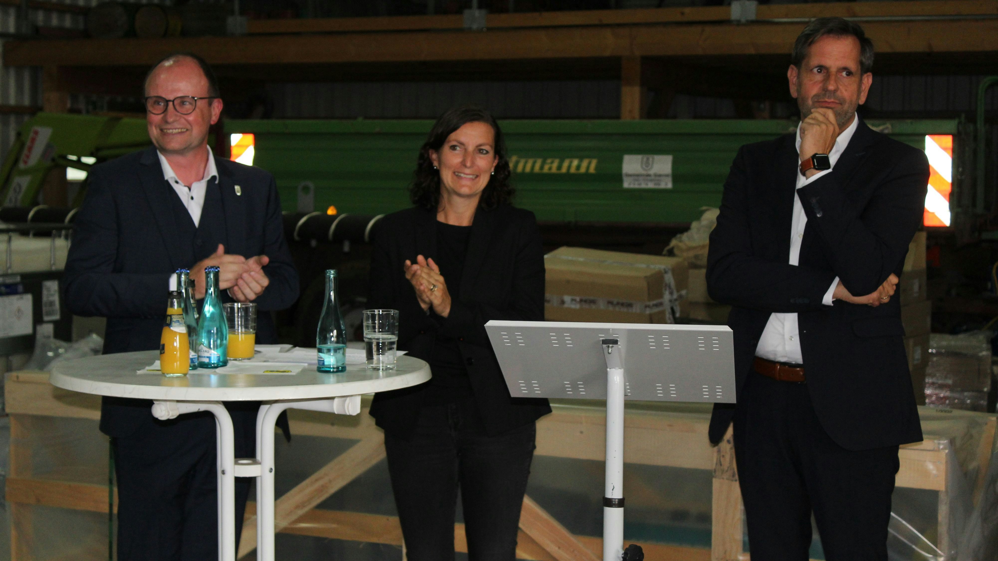 Niedersachsens Umweltminister Olaf Lies (rechts) kam auf Einladung der SPD-Landtagskandidatin Pia van de Lageweg nach Garrel. Bürgermeister Thomas Höffmann sprach mit ihm über das Klär- und Umspannwerk. Foto: Hoff