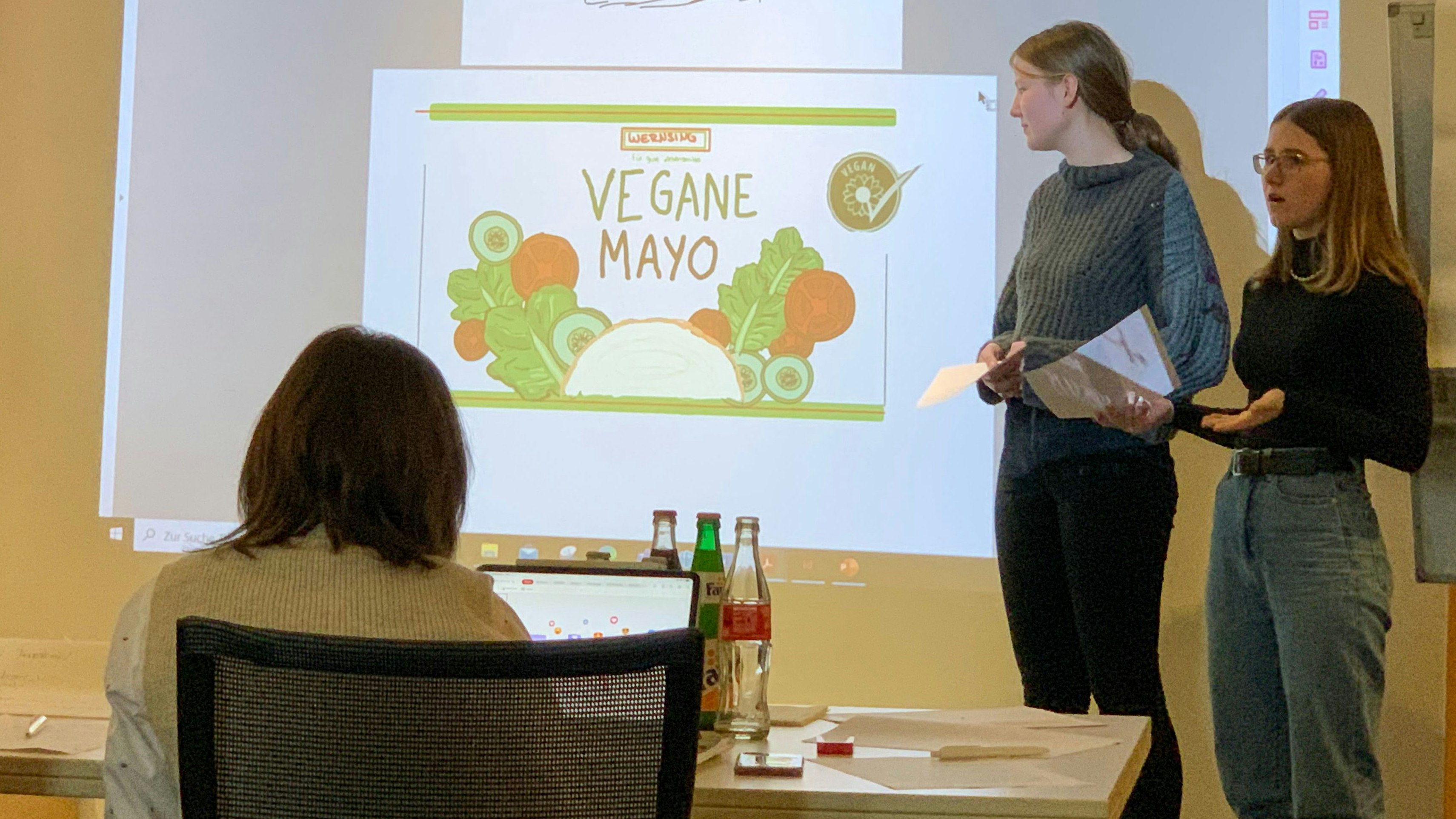 Professionelle Vorstellung: Die Schülerinnen Jana Willenborg (links) und Jana Dewitz bei ihrer Präsentation zur veganen Mayonnaise.&nbsp; &nbsp;Foto: Meinhardt