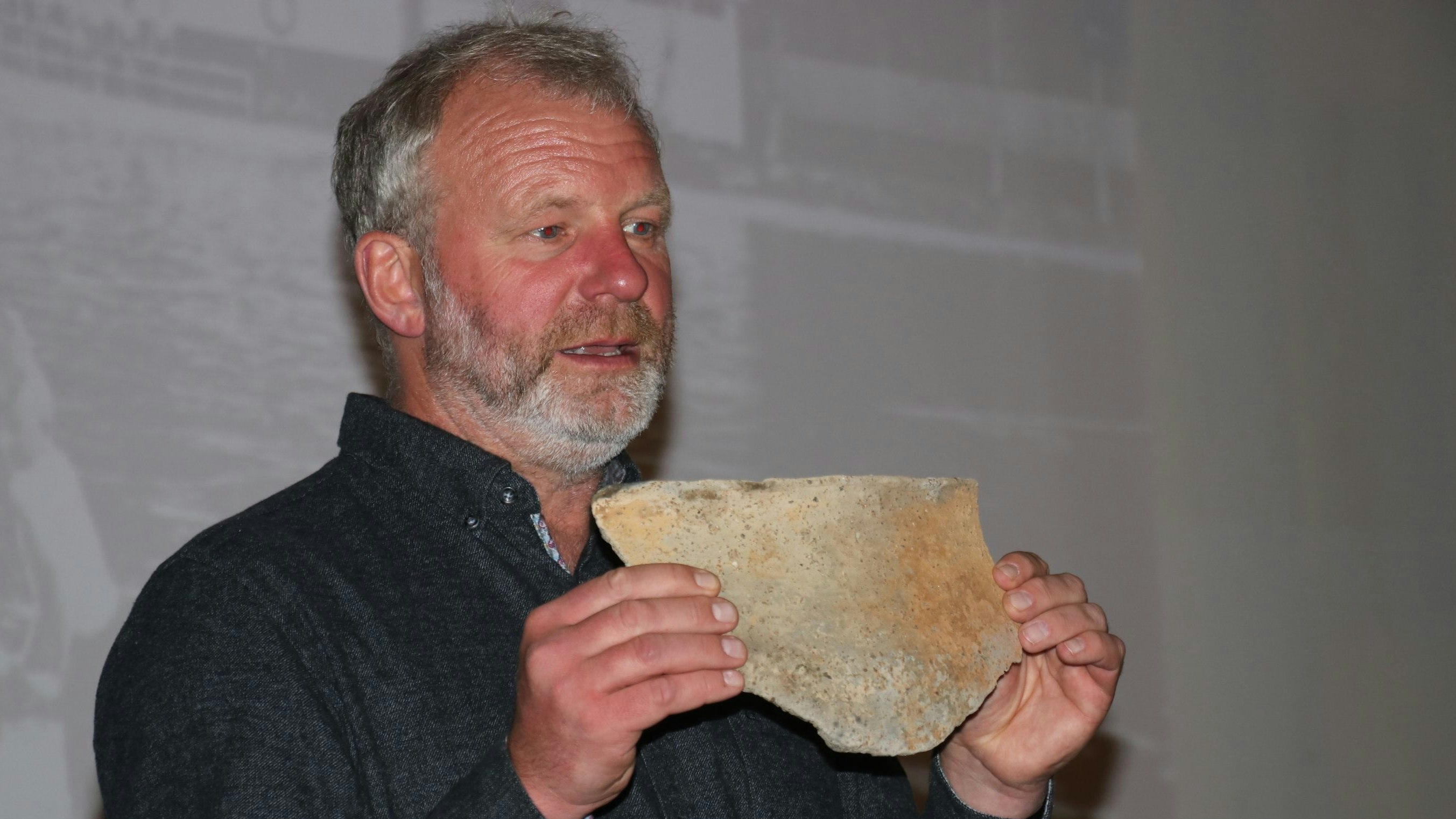 Jede Menge Keramik: Dr. Georg Eggenstein präsentierte bei seinem Vortrag auch Reste von Jahrtausende alten Gefäßen. Foto: Lammert