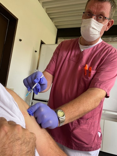 Erst im Impfzentrum, jetzt mobil unterwegs: Sven Jacobs vom Gesundheitsamt setzt eine Spritze an. Foto: Freiwald
