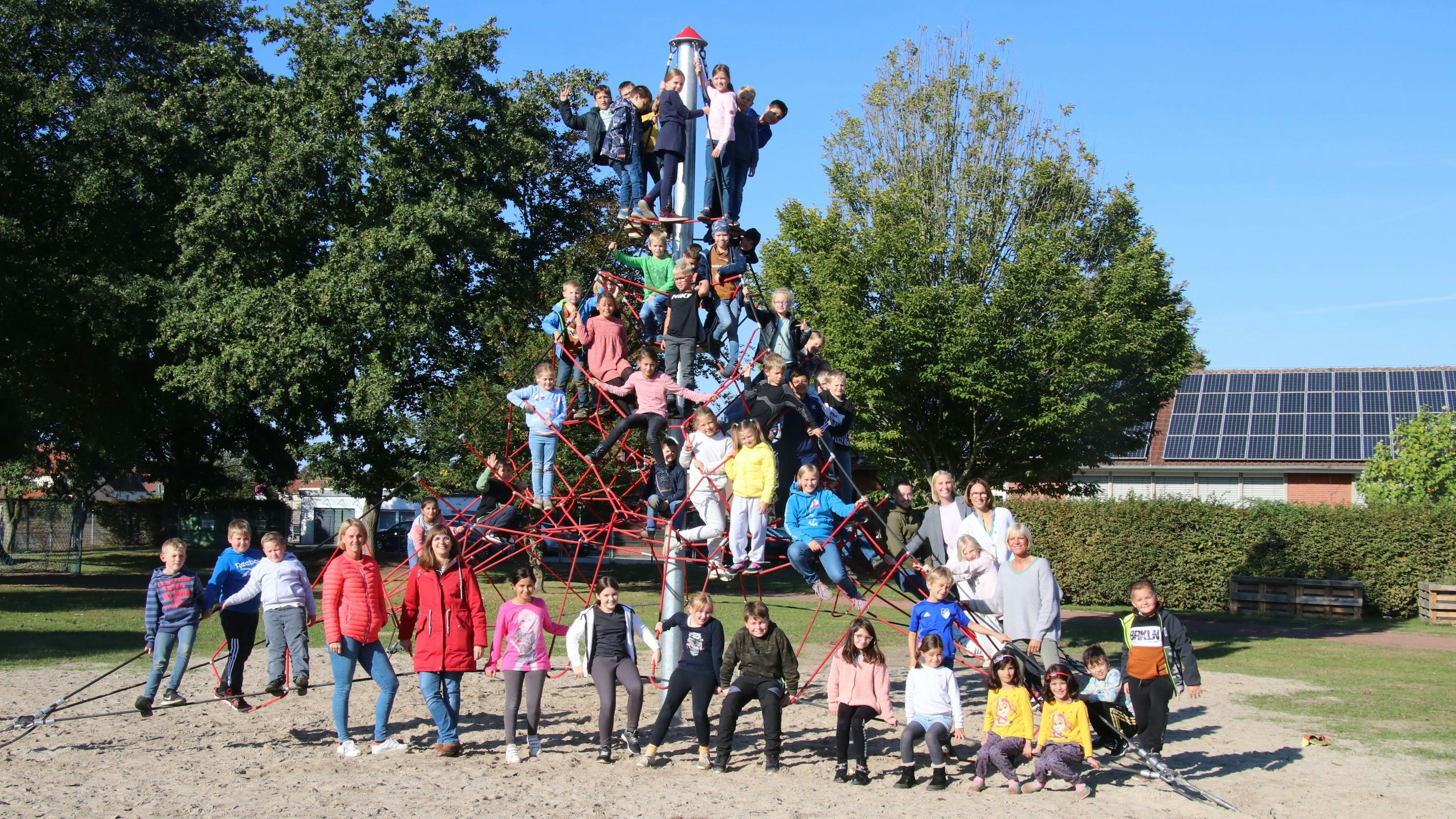 Großer Spaß: Die Grundschüler in Neuenkirchens Herrengarten lieben ihr Klettergerüst heiß und innig.&nbsp; Foto: Lammert