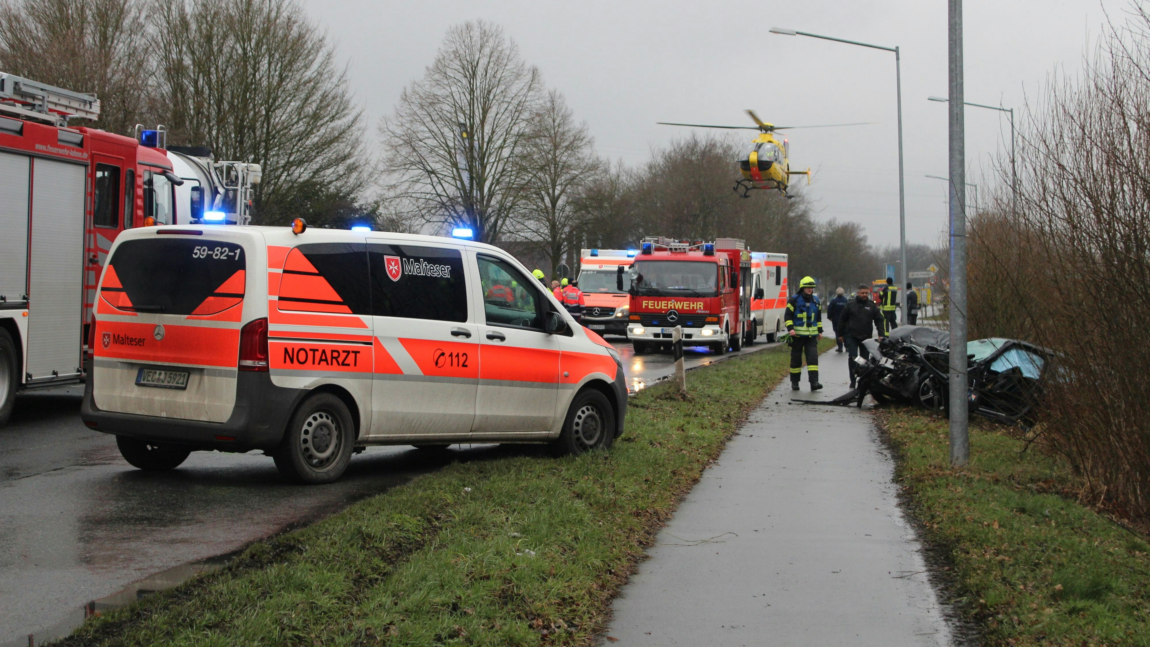 Lebensgefährlich verletzt wurde die Fahrerin des Pkw. Sie wurde mit dem Rettungshubschrauber nach Bremen geflogen. Foto: Heinzel