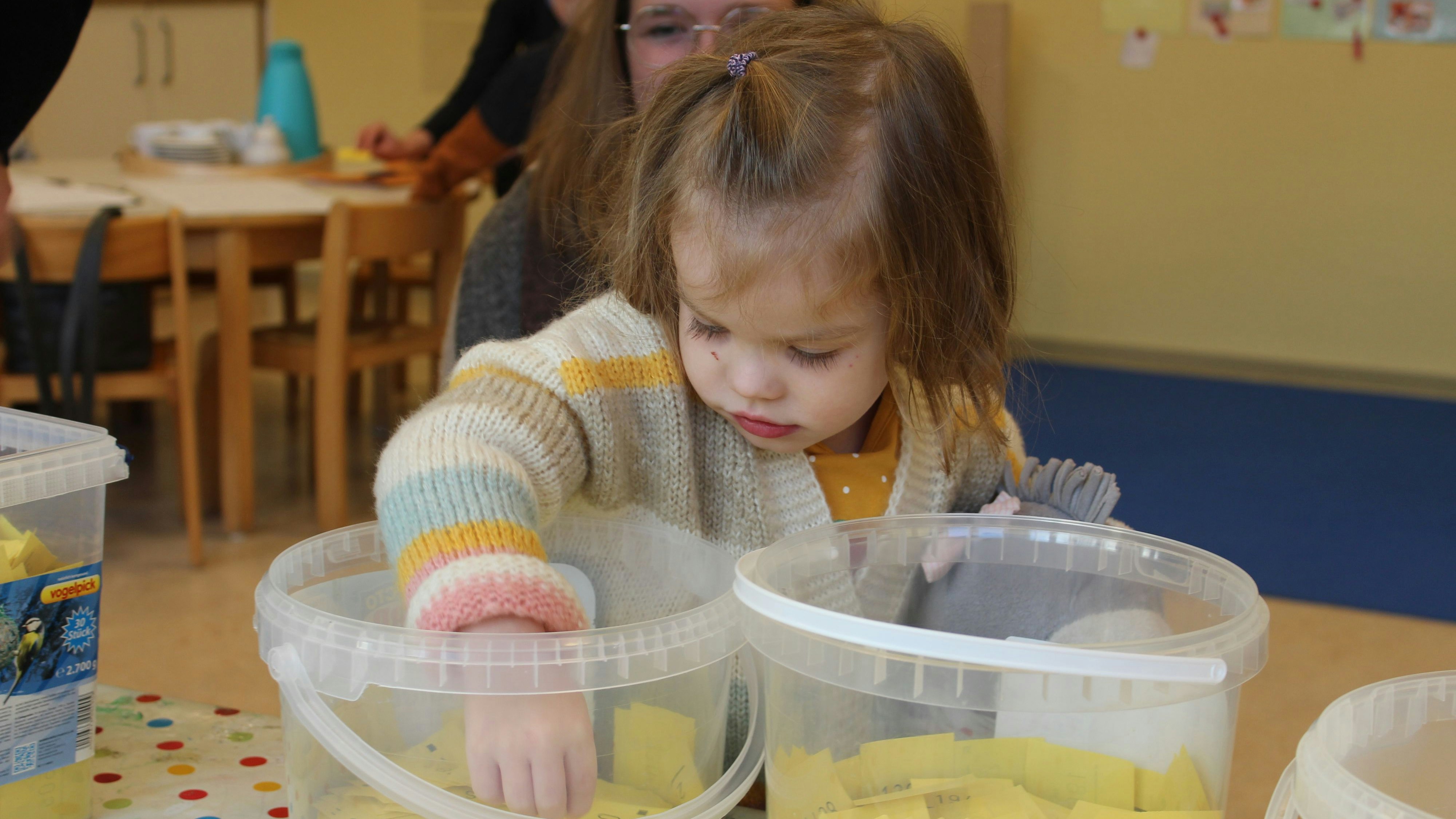 Zieht einen der Hauptgewinne: Die kleine Ella aus dem St.-Josef-Kindergarten Beverbruch darf Glücksfee spielen. Foto: Hoff