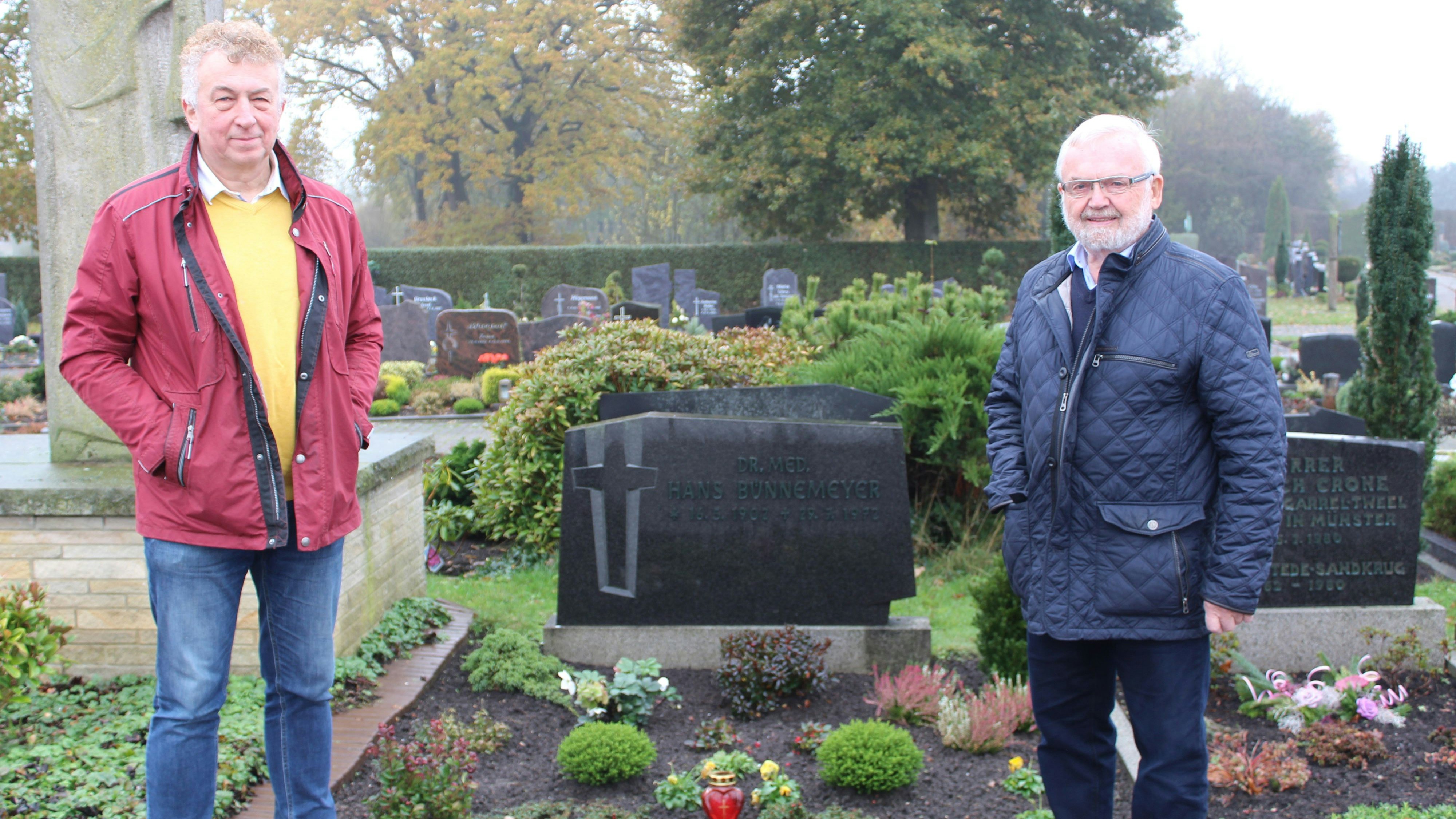 Günter Buschenlange (links) und Hans Gehlenborg sowie Agnes Meyer (fehlt auf dem Foto) haben eine Lösung für das Grab von Dr. Hans Bünnemeyer. Foto: Hoff