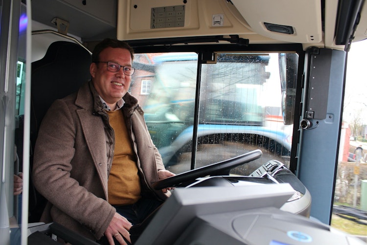 Man hört nichts. Fährt sich wie ein normaler Omnibus, meint der Lohner Unternehmer Thomas Bojes. Foto: Heinzel