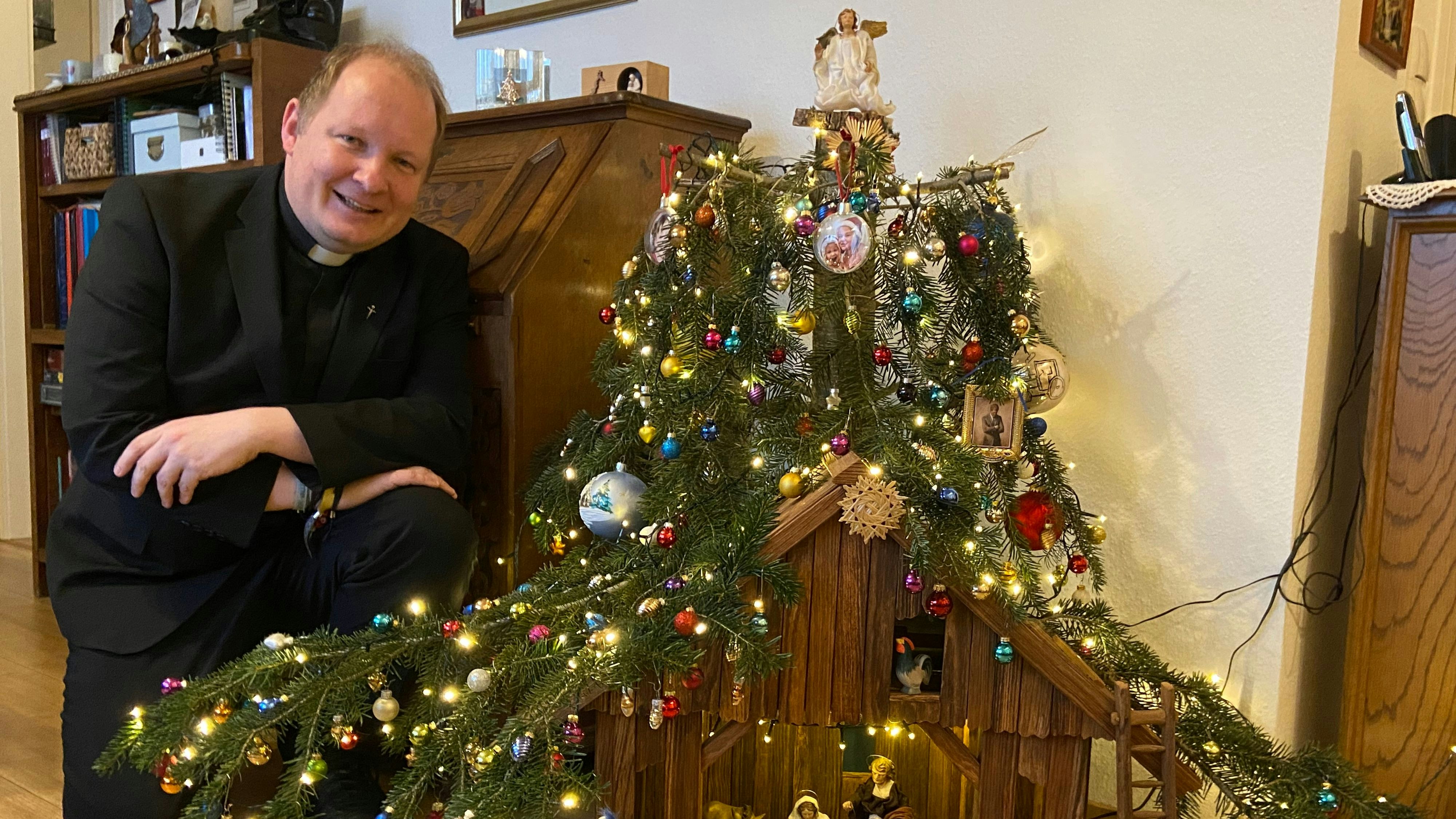 Erstrahlt im Glanz: Auch wenn er alles andere als perfekt ist, haucht Pastor Uwe Börner seinem Tannenbaum viel Liebe ein. Foto: Hoff