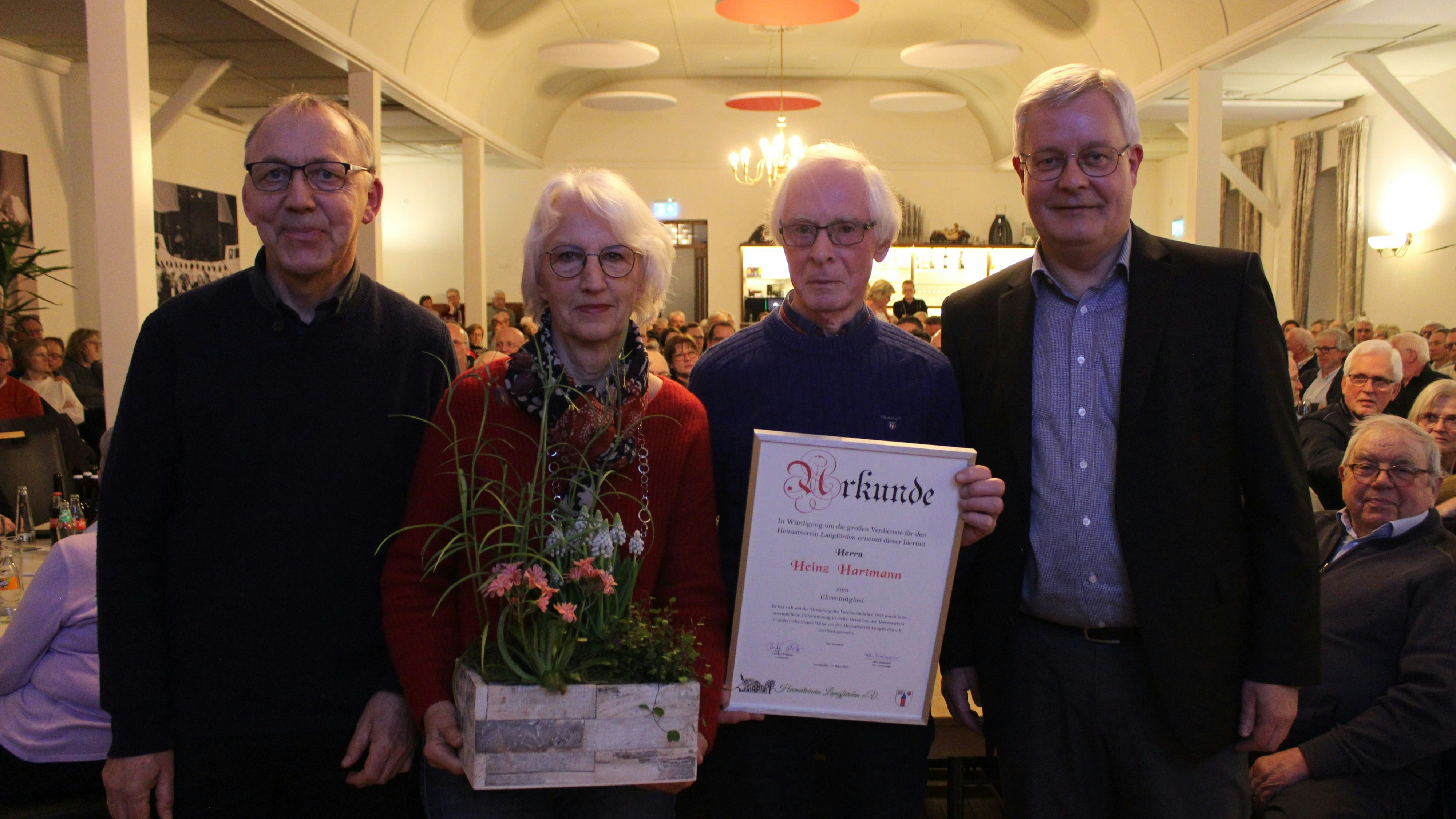 Ein Zeichen der Anerkennung: Willi Baumann (von links; 2. Vorsitzender des Heimatvereins), Elisabeth und Heinz Hartmann, Vereinsvorsitzender Christof Pekeler. Foto: Heinzel