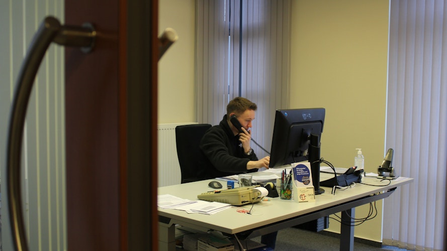 Konzentriert: Maximilian Peek fühlt sich in seinem großen Einzelbüro pudelwohl. Foto: Hoff