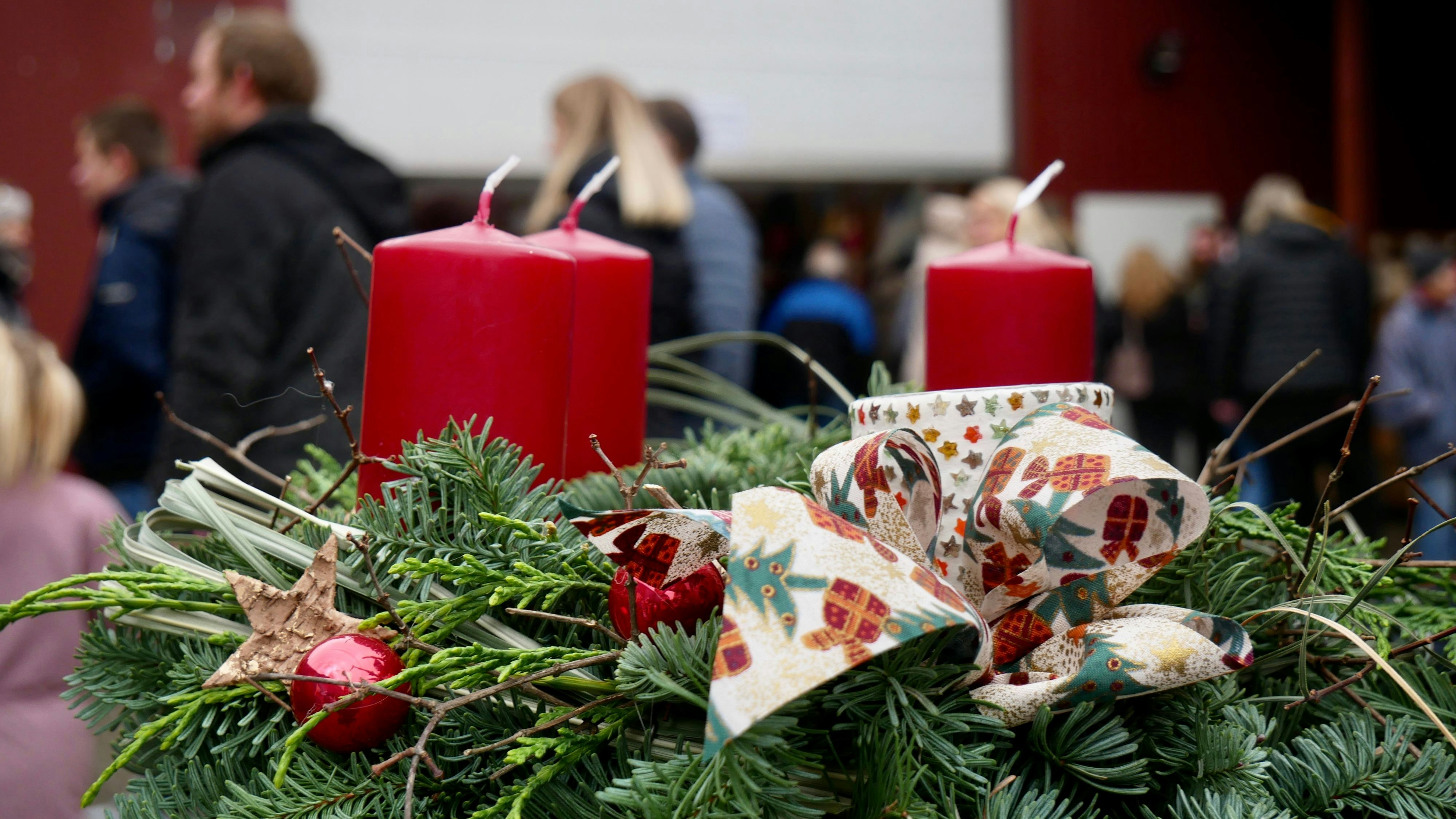 Auch in diesem Jahr waren besonders Adventskränze und weihnachtliche Gestecke bei den Besuchern heiß begehrt. Foto: Dickerhoff