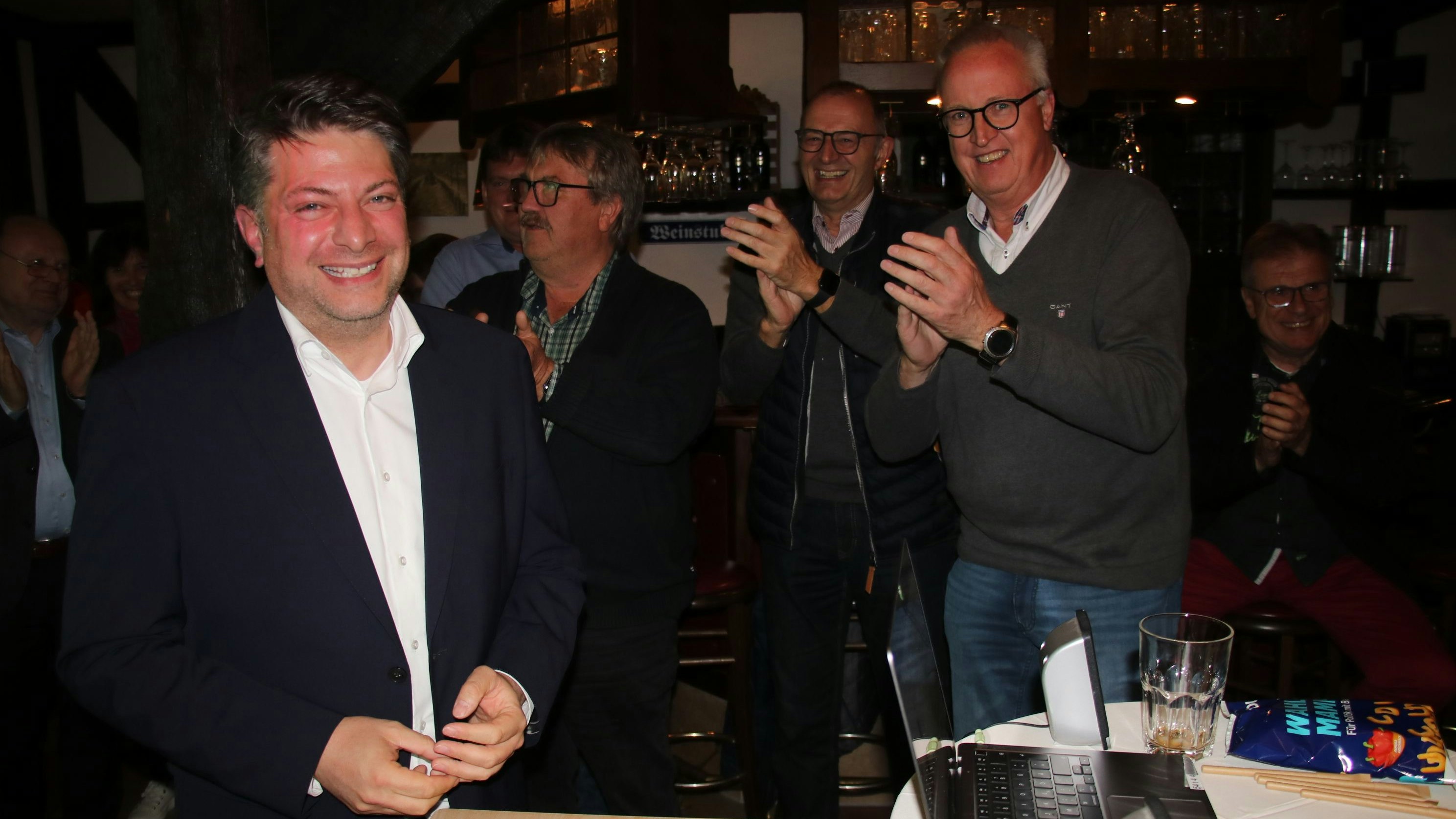 Am Ende strahlt er doch: Christian Calderone (links) genoss den Beifall seiner Parteifreunde, nachdem sein Wiedereinzug in den Niedersächsischen Landtag festgestanden hatte. Foto: Lammert