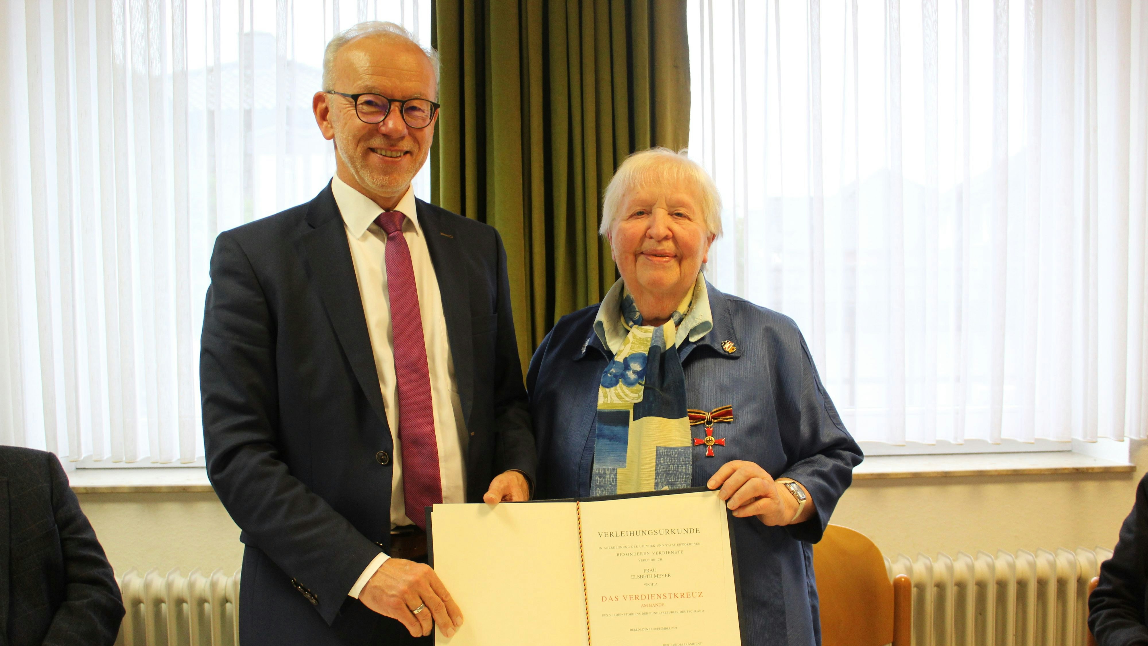 Für Engagement ausgezeichnet: Der ehemalige Landrat Herbert Winkel hat Elsbeth Meyer das Bundesverdienstkreuz verliehen. Foto: Landkreis Vechta/Steinkamp