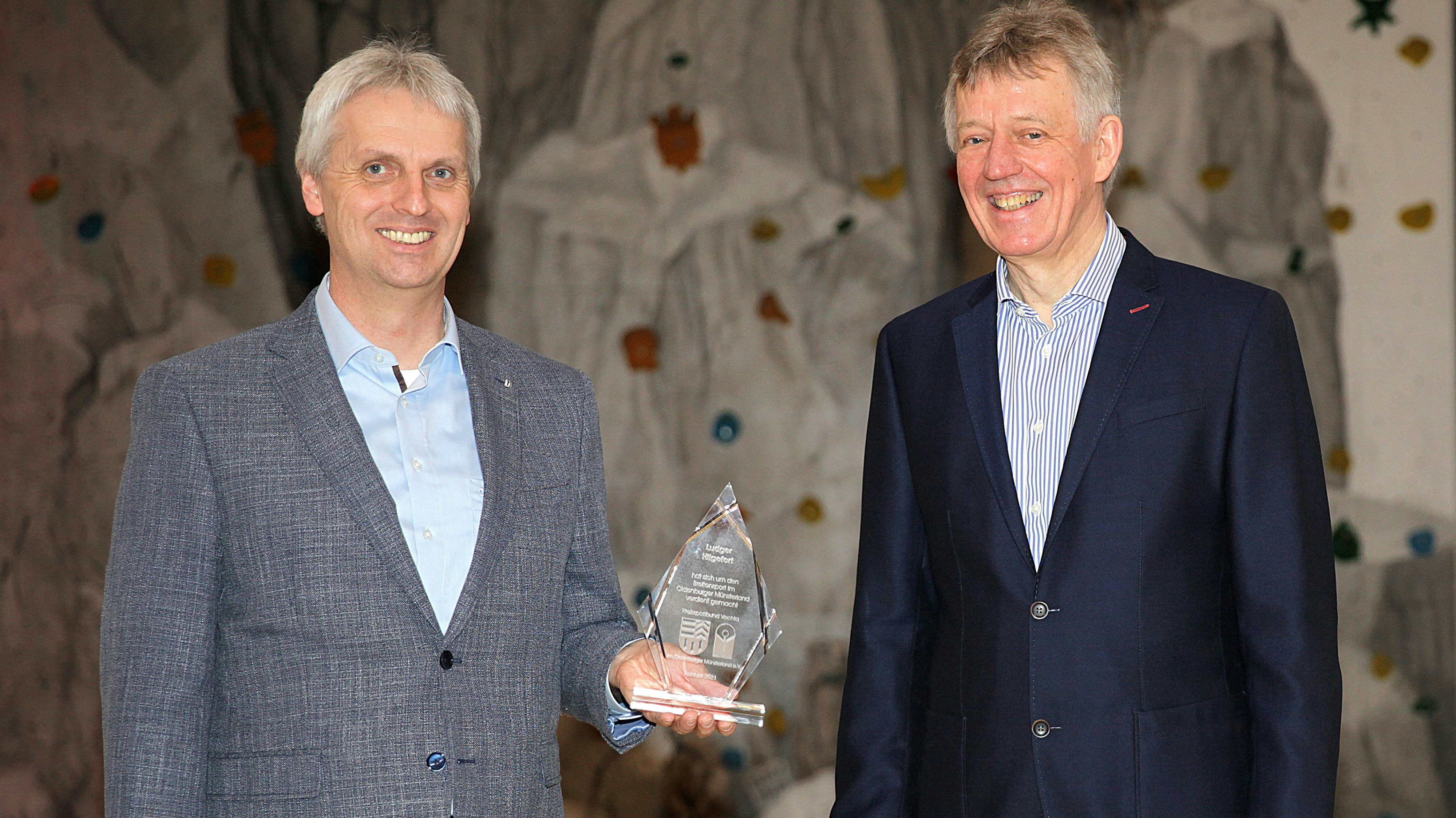 Strahlender Preisträger: Ludger Hilgefort (links) erhielt die Auszeichnung von Vechtas KSB-Chef Dr. Jürgen Hörstmann. Foto: Schikora