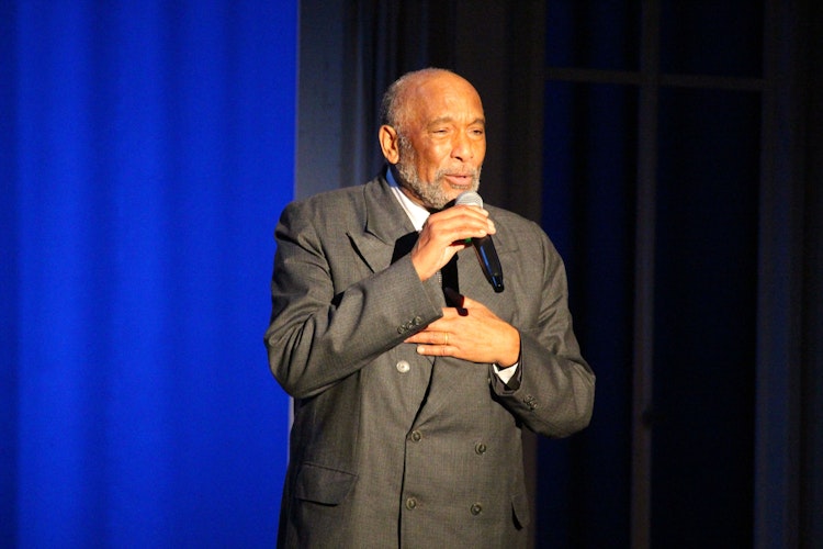 Ron Williams sang in der Tradition von Ray Charles Georgia on my mind. Es war ein berührender Abschluss eines bejubelten Theaterabends.  Foto: Heinzel