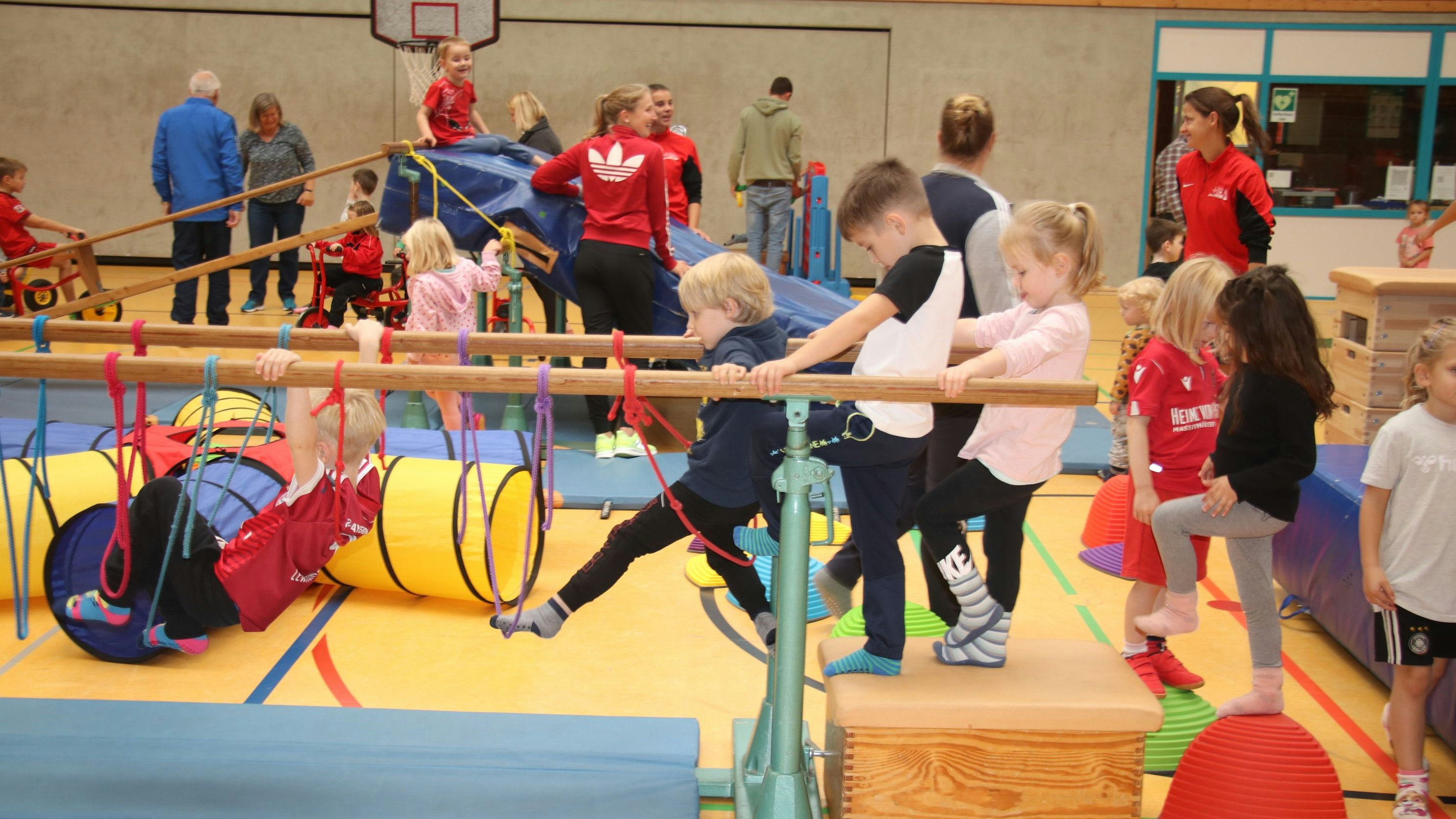 Turnen, toben, Spaß haben: Mehr als 100 Kinder fanden sich am Dienstagvormittag zu den "Bewegten Tagen" in der großen Neuenkirchener Sporthalle ein. Foto: Lammert