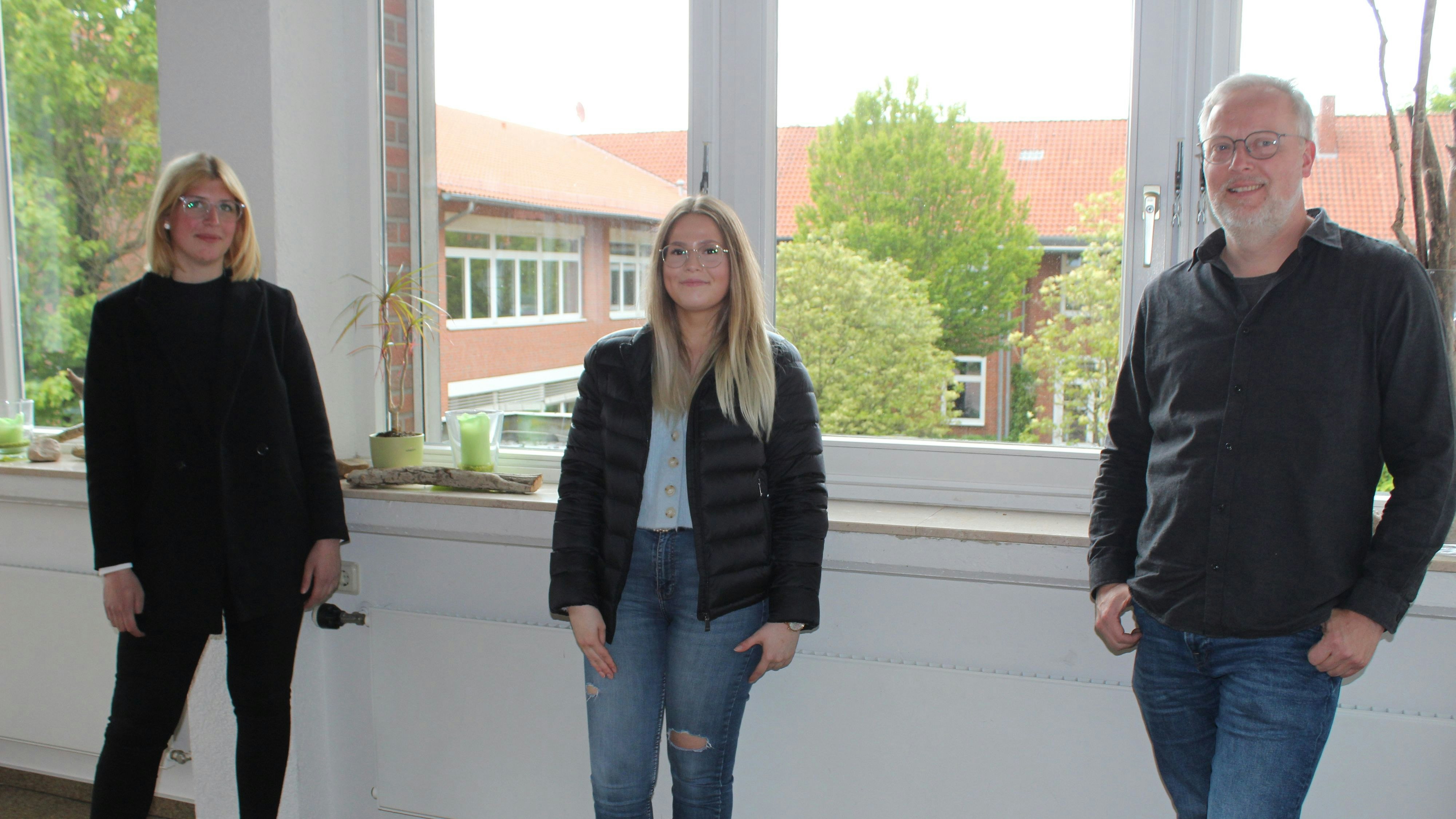 &nbsp;Lisa Harms (von links), Svenja Middelbeck und Volker Lampe machen sich für das Projekt stark. Im Hintergrund zu sehen ist ein möglicher Standort für die PV-Anlage. &nbsp;Foto: Heinzel