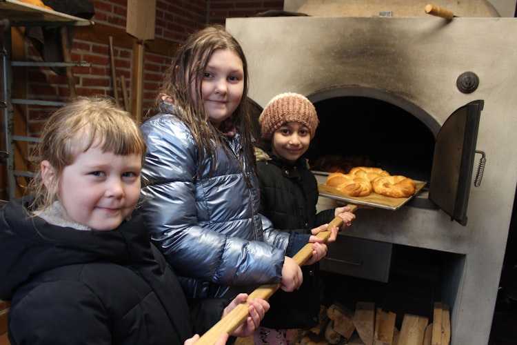 Die Kinder aus der 1b der Christophorus-Schule waren begeistert von der Backaktion vor Ostern. Foto: Heinzel