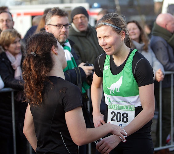 Smalltalk nach dem Rekordsieg: Katharina Stark (rechts) nach dem Silvesterlauf 2019. Foto: Schikora