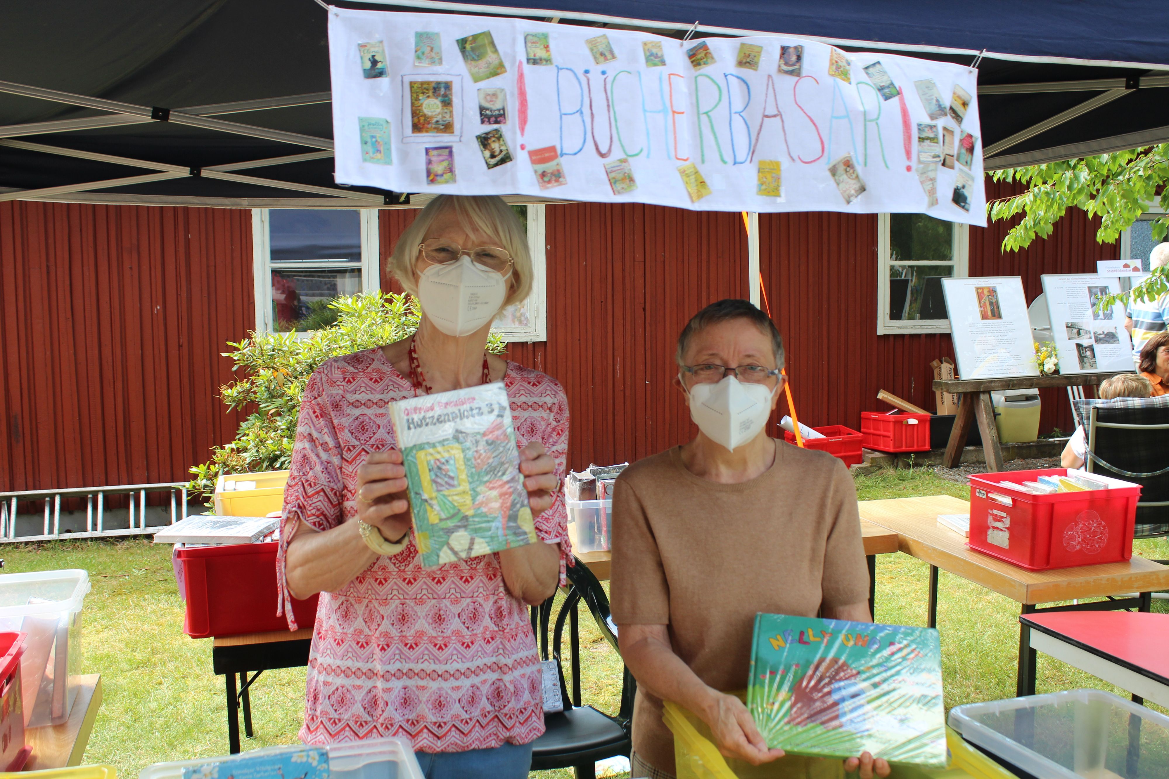 Kinderbücher waren gefragt: Sigrid Lehmann (links) und Elsbeth Ebel veranstalteten einen Bücherbasar auf dem Gemeindefest. Foto: Heinzel