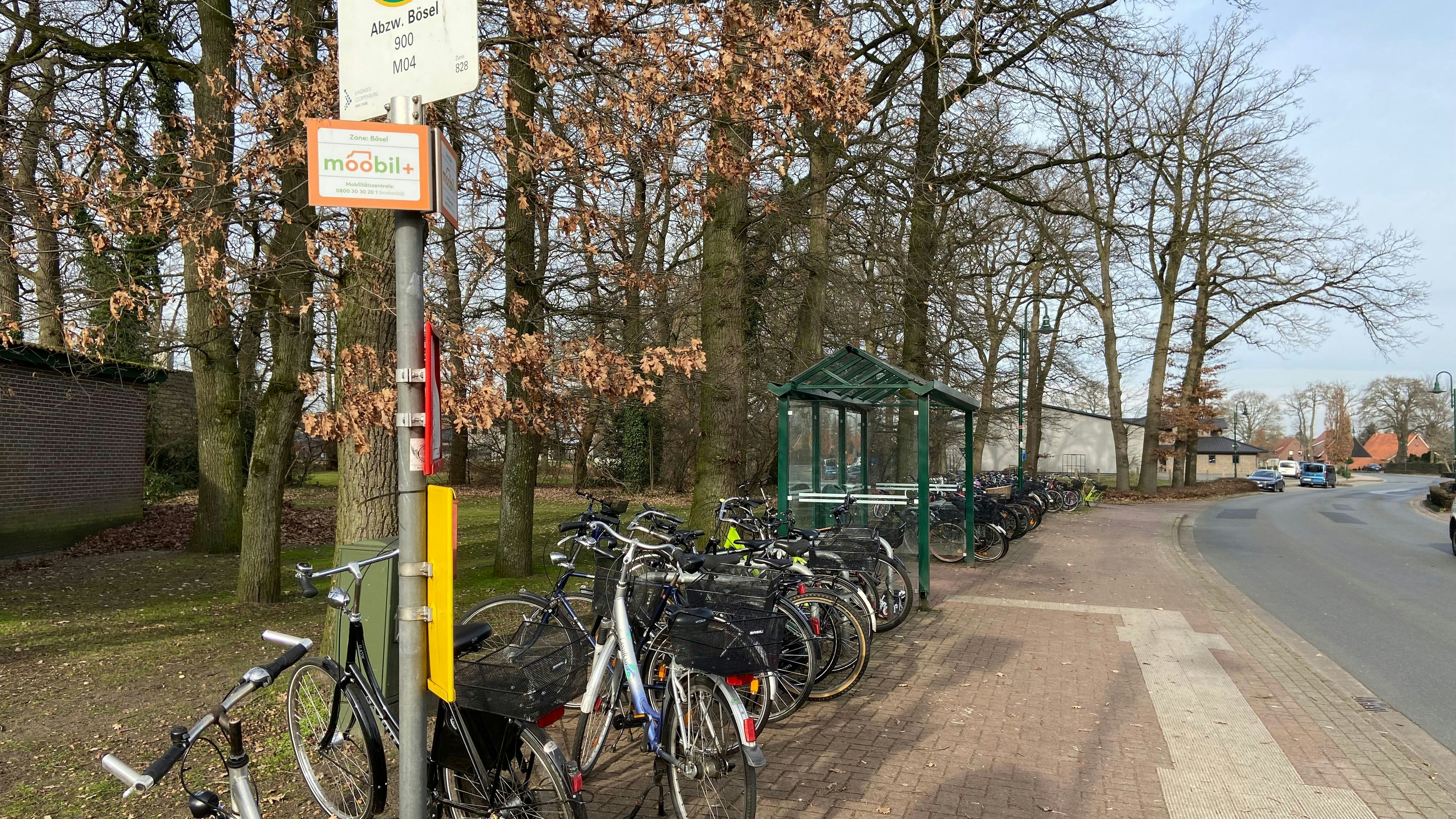 Die zahlreichen Fahrräder zeigen es: An der Bushaltestelle an der Böseler Straße ist morgens richtig viel los. Foto: Hoff