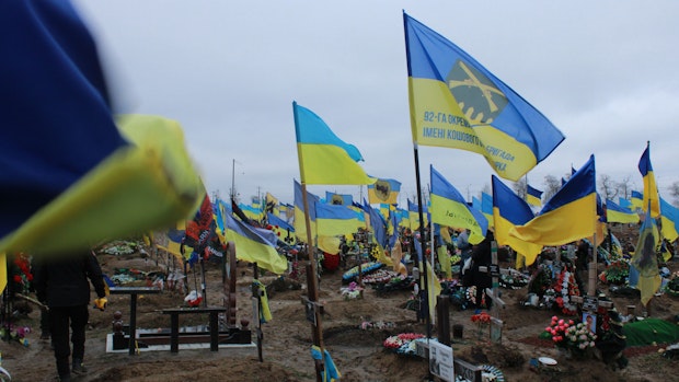 OM-Online-Reporter in der Ukraine: "Klack, klack" macht es im blauen Fahnenmeer