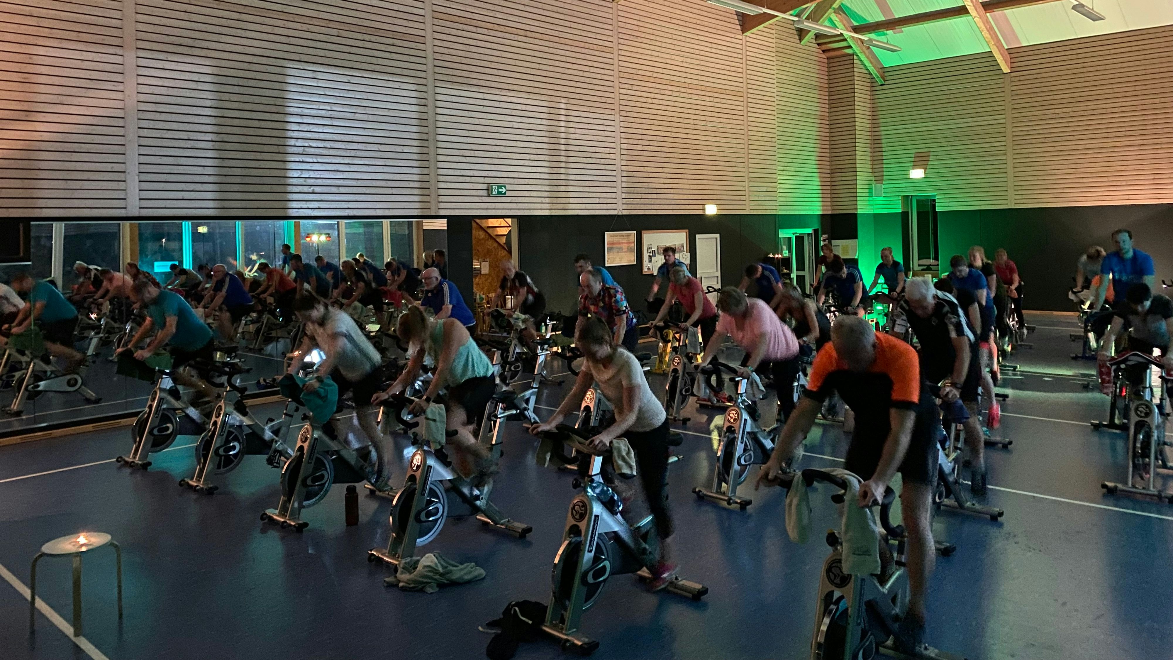 Radeln für den guten Zweck: Die Teilnehmer der SgH-Veranstaltung an den verschiedenen Standorten. Foto: Indoor-Cycling-Event