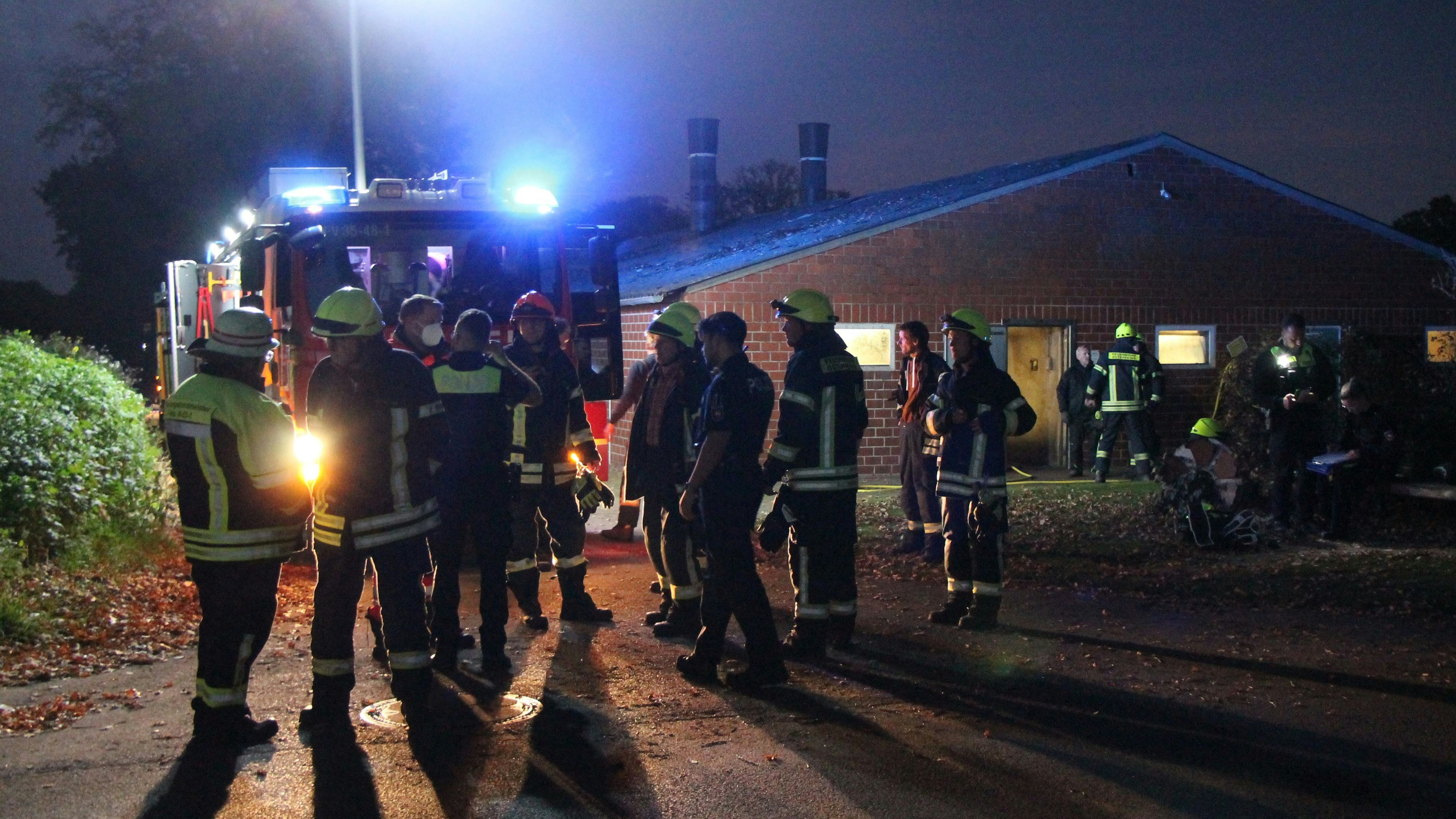 Alles unter Kontrolle: Die 73 Kameraden der 4 Feuerwehren hatten den Brand im Schweinestall schnell gelöscht. Foto: Oevermann