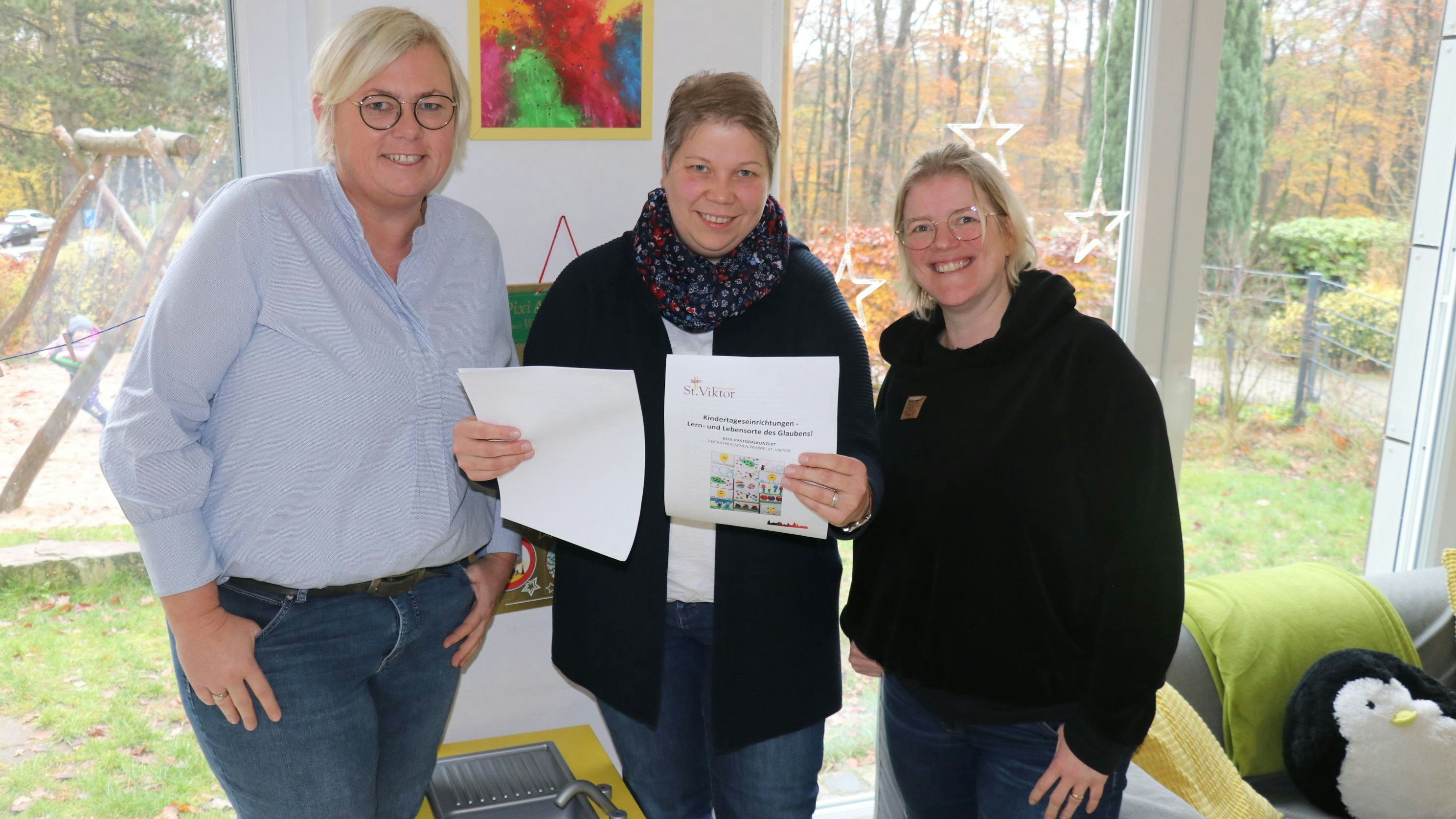 Gemeinsam aktiv: Im Rahmen der Kindergartenpastorale kooperiert die Pastoralreferentin Nicole Reinke (Mitte) auch mit Karin Bolke (links) und Heike Bornhorst. Foto: Lammert