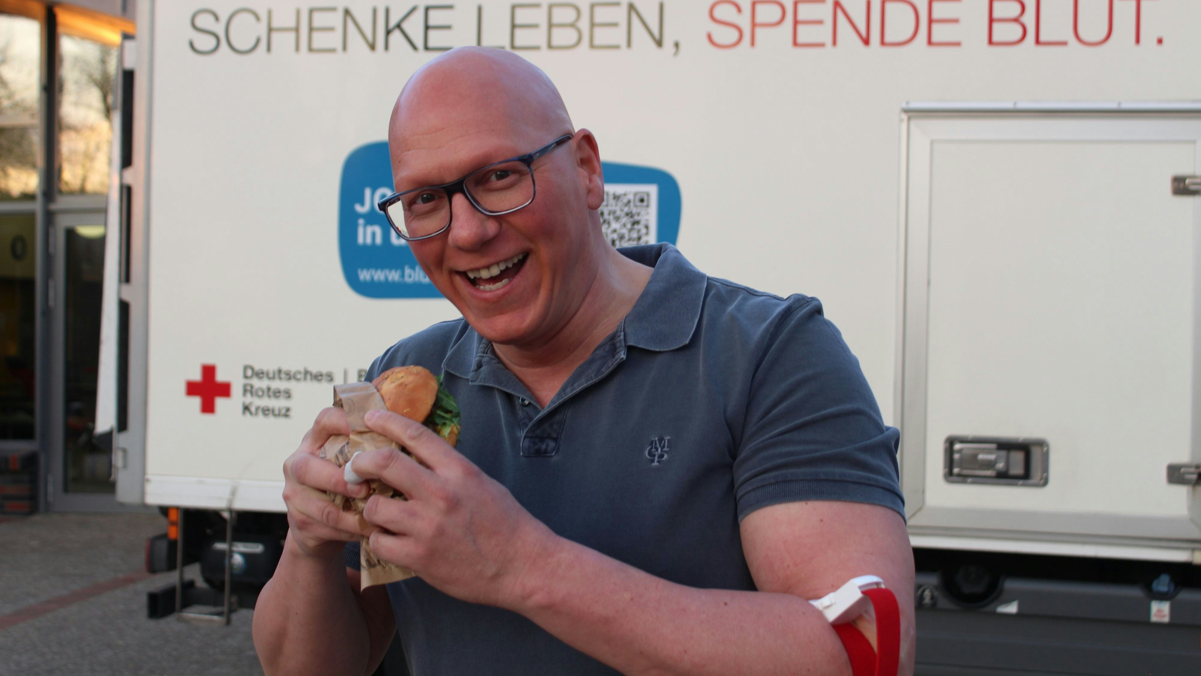 Der Burger sei eine schöne Abwechslung, aber nicht ausschlaggebend für seine Blutspende, sagt Michael Sieve. Foto: Heinzel