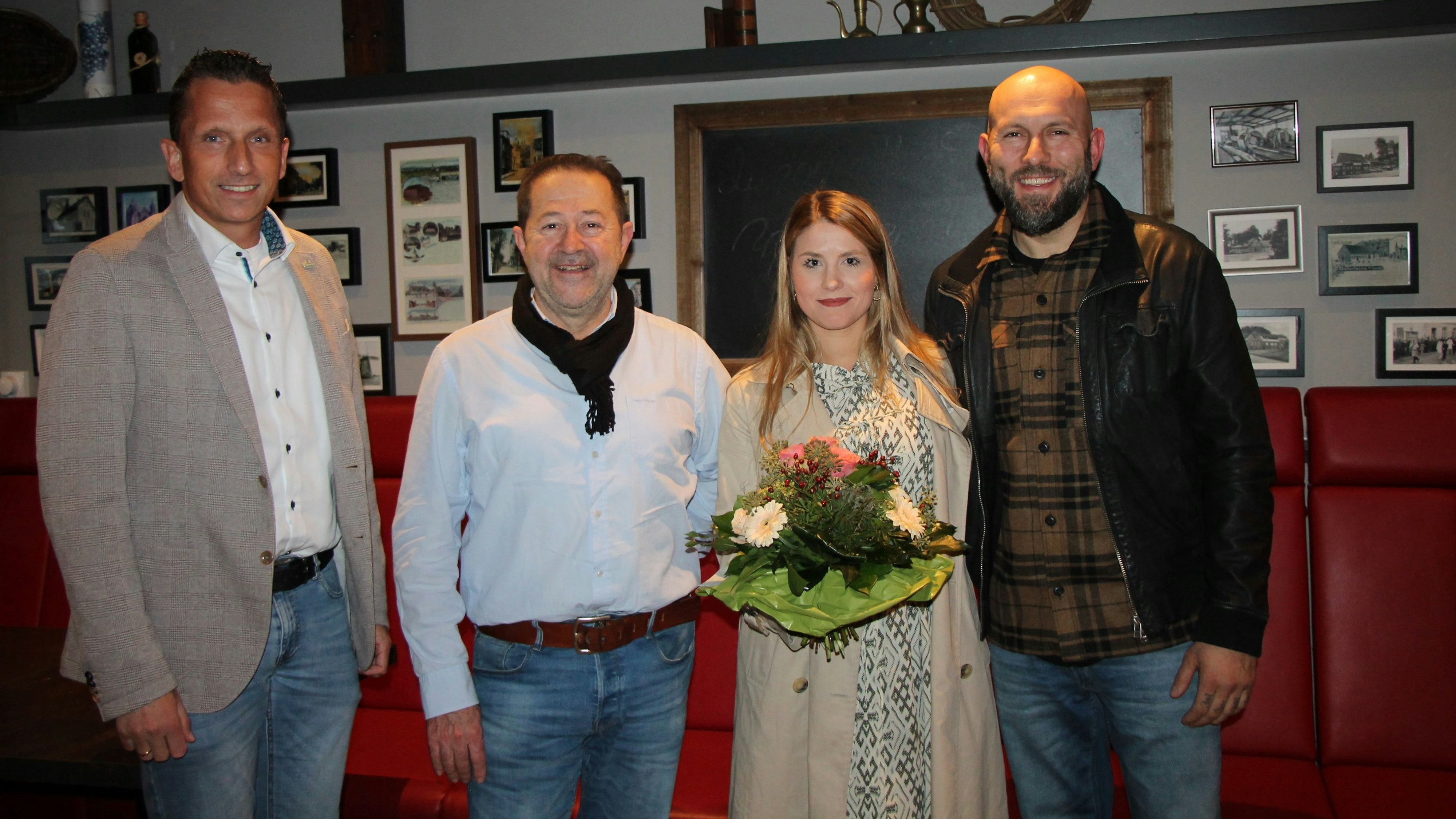 Abschied und Neuanfang zugleich: Bürgermeister Mike Otte (links) bedankte sich bei Fabienne Henke und Denis Cerovec und wünschte Petros Christodoulou (2.v.l.) viel Erfolg. Foto: Oevermann