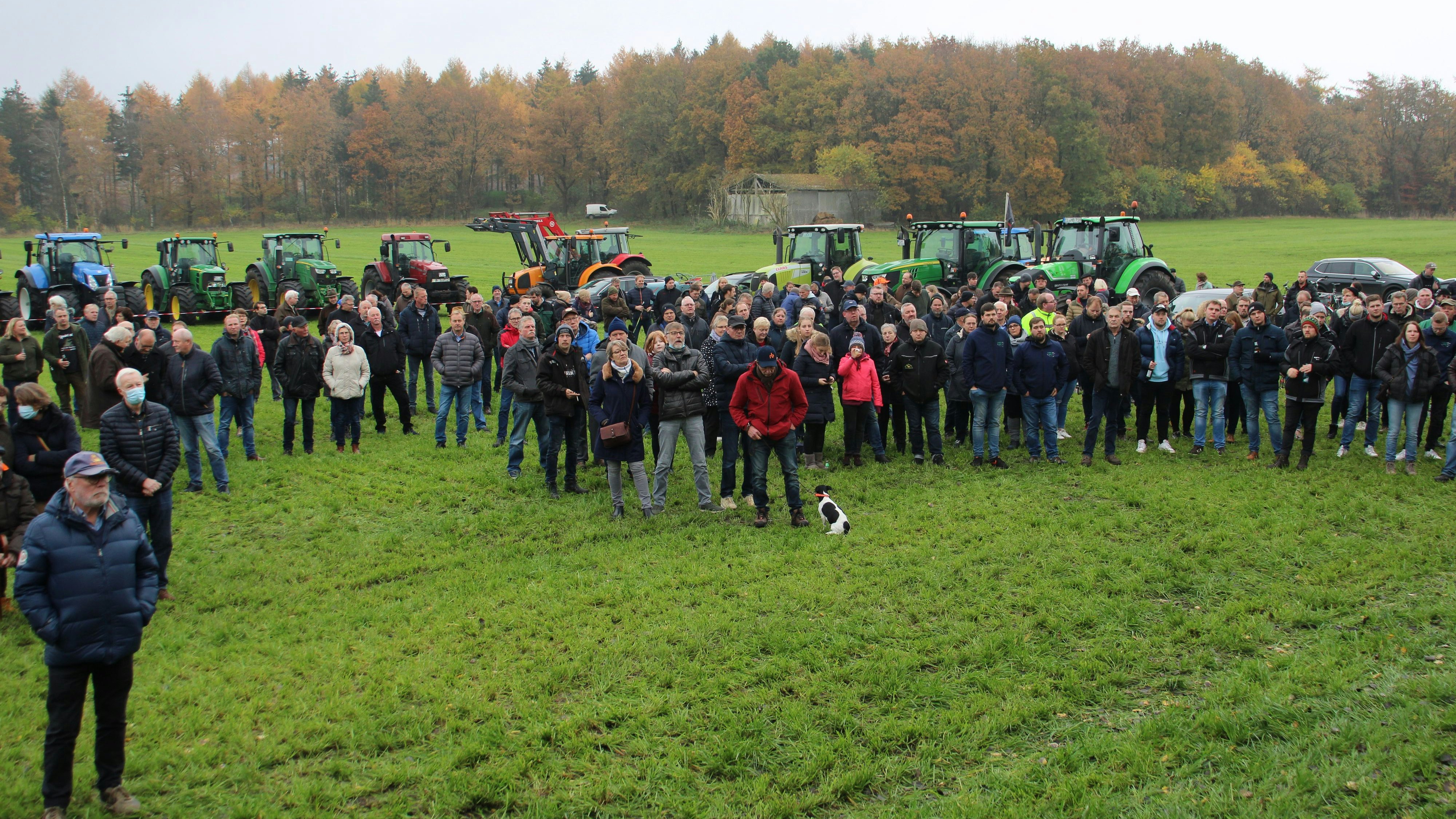 Protest auf der Wiese: Rund 400 Schäferinnen, Schäfer und Landwirte hielten in Vrees eine Mahnwache ab. Foto: Alwin Wessels