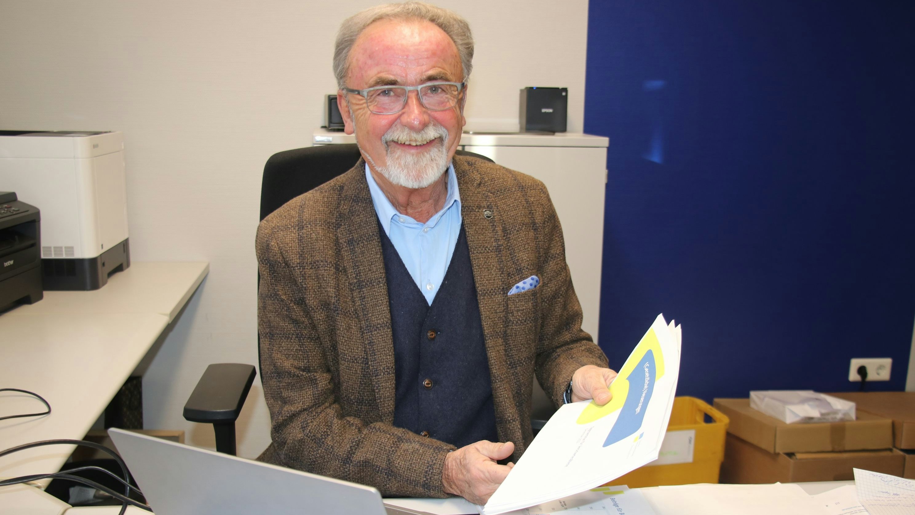 Ein ausgewiesener Fachmann: Helmut Wolf berät die Bürgerinnen und Bürger schon seit 1974 in Rentenfragen. Seit 1986 ist er Versichertenältester. Foto: Lammert
