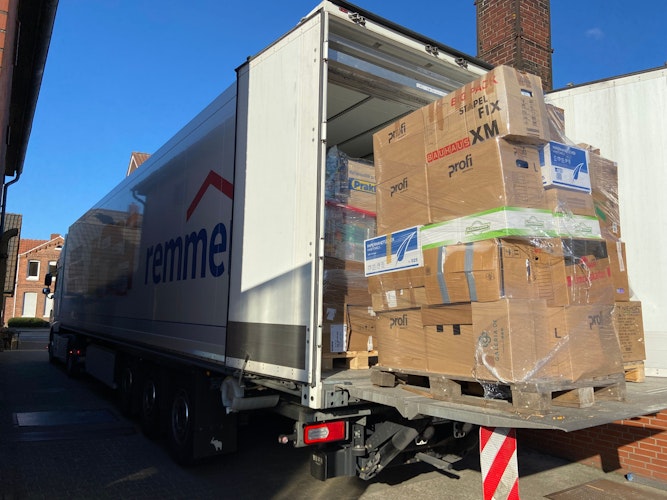 Auf den Weg gebracht: In Löningen wurde ein vierter Lkw mit Hilfsgütern beladen. Foto: Tönnies