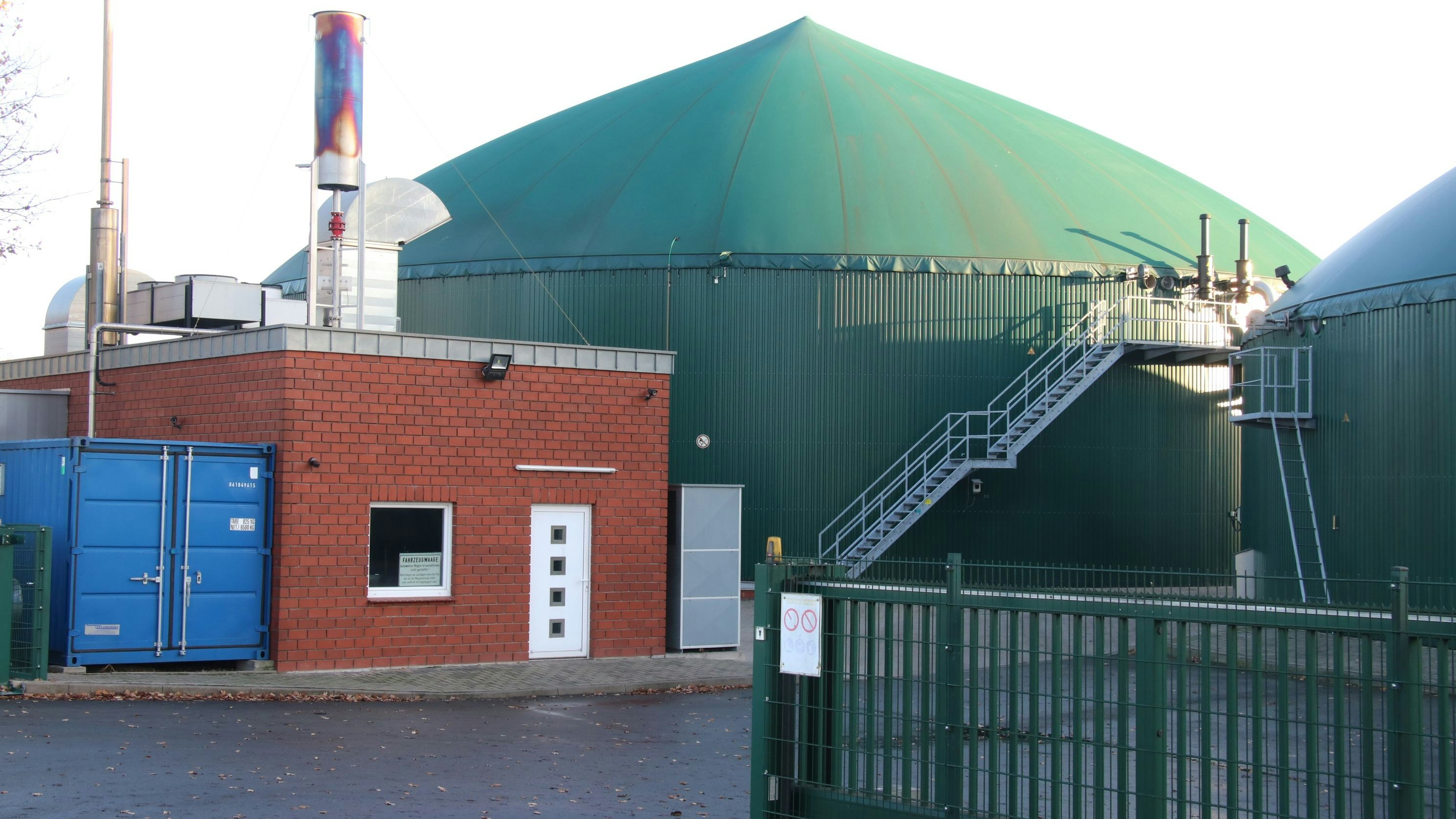 Mehr Leistung: Statt wie bislang 18.000 möchte die Familie Kruthaup in ihrer Biogasanlage zukünftig 28.000 Tonnen Inputstoffe pro Jahr verarbeiten. Foto: Lammert