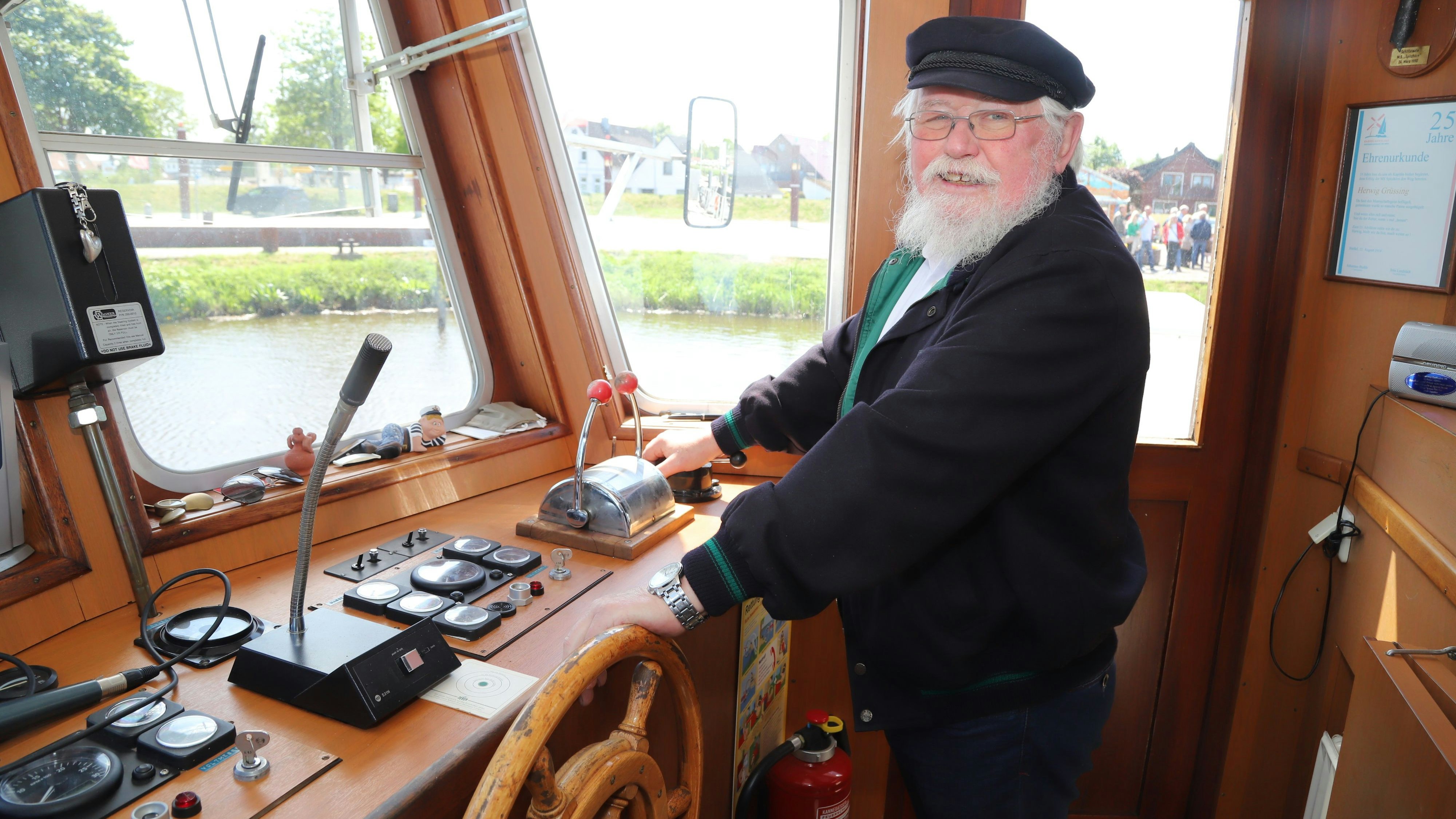 Neue Kapitäne gesucht: Egon Buß aus Elisabethfehn hat das Steuer der MS „Spitzhörn“ fest in der Hand. Doch der 74-Jährige möchte kürzer treten. Foto: Passmann