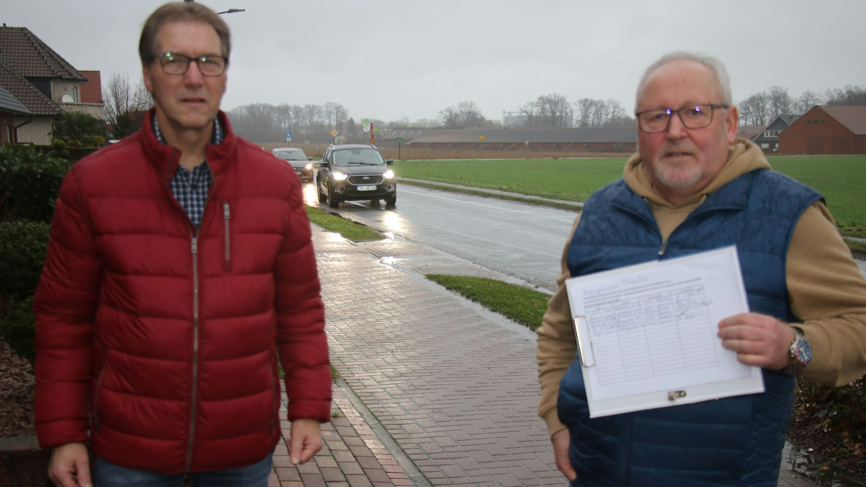 Machen mobil: Peter Liepelt (rechts) und Bernd Pfeiffer wollen weniger Verkehr auf der Rottinghauser Straße. Foto: Lammert