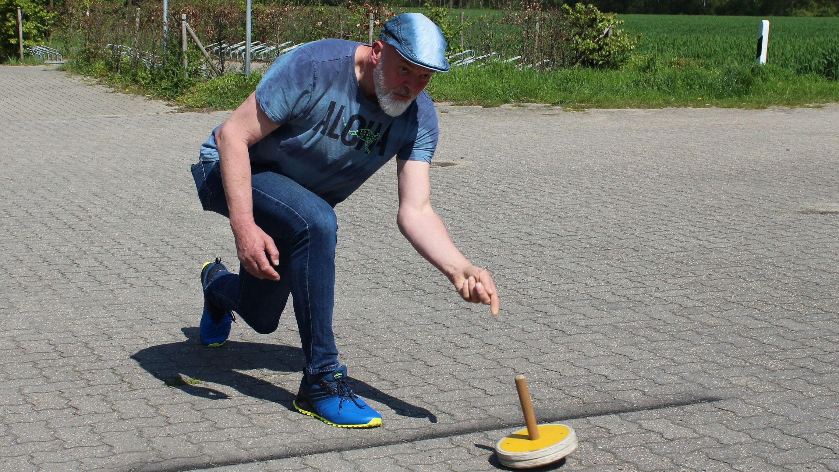 Die richtige Technik: Die lernt man recht schnell, meint Karsten Lammers über das Sommer-Stockschießen. Foto: Heinzel