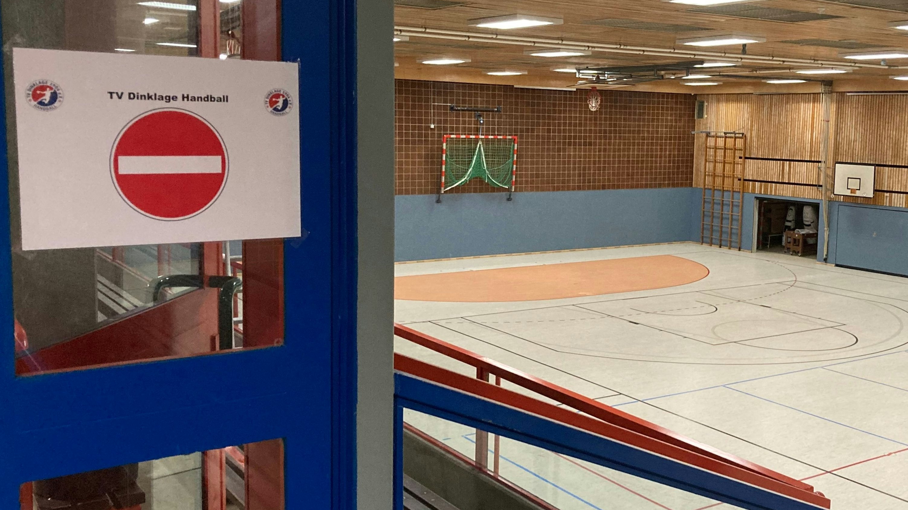 Aufenthalt verboten: Auch Einzelsportler dürfen nicht in die großen Dinklager Hallen. Foto: Lünsmann