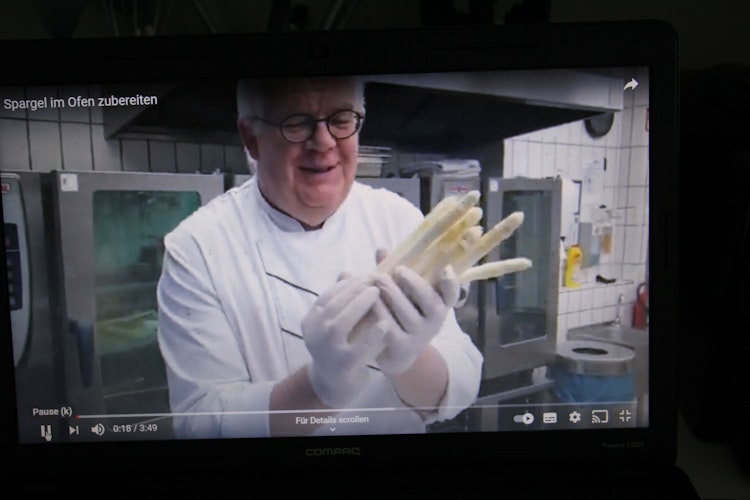 Ob Sauerbraten oder Spargel: Gastronom Ludger Freese aus Visbek stellt regelmäßig kurze Videos ins Netz und hält damit Kontakt zur Kundschaft. Foto: Speckmann