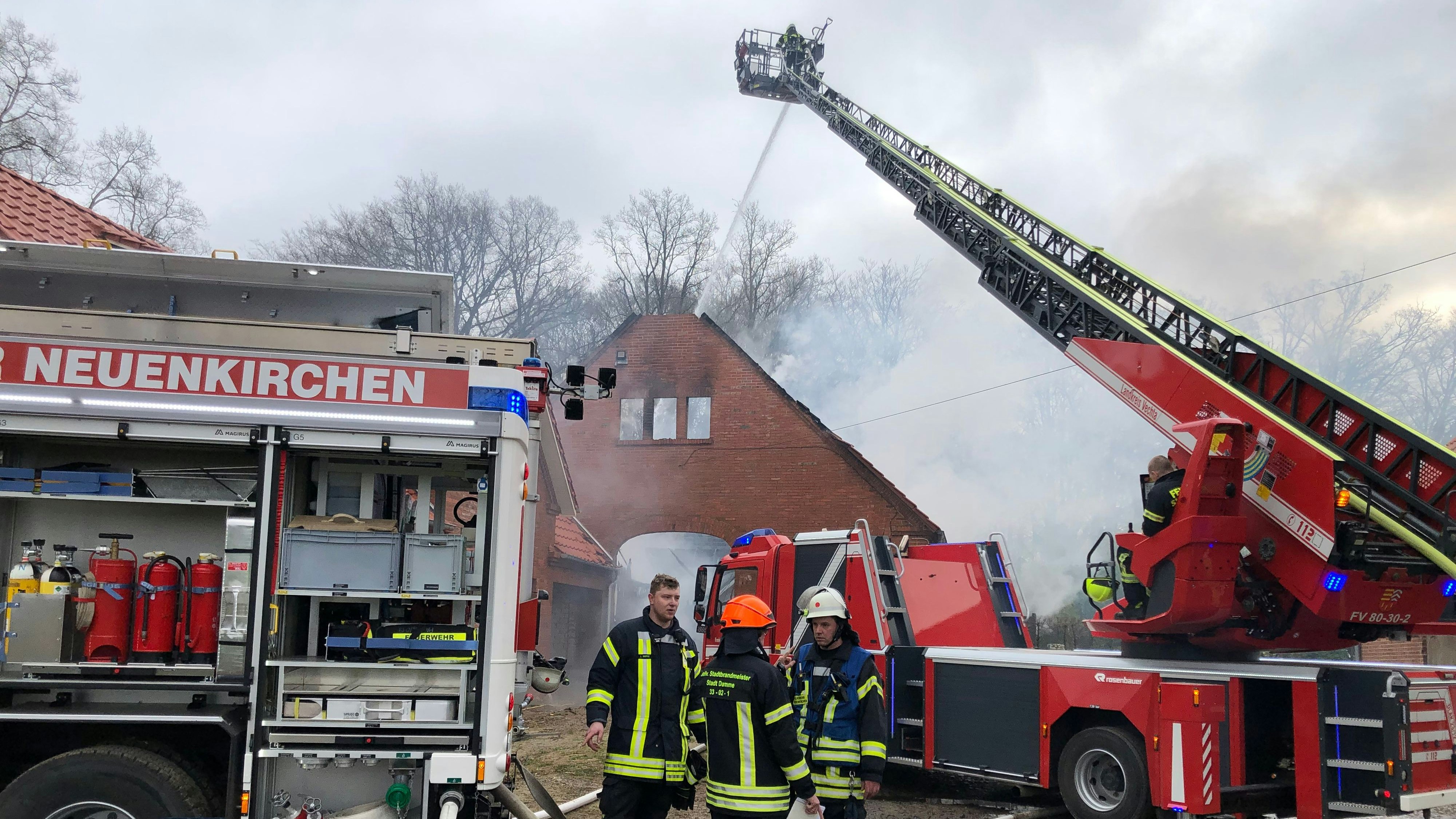 Übergreifen verhindert: Mit ihrem Einsatz verhinderten die Feuerwehren in Narberhausen, dass sich ein in einem alten Bauernhaus ausgebrochenes Feuer auf andere Gebäude ausdehnte. Foto: Lammert