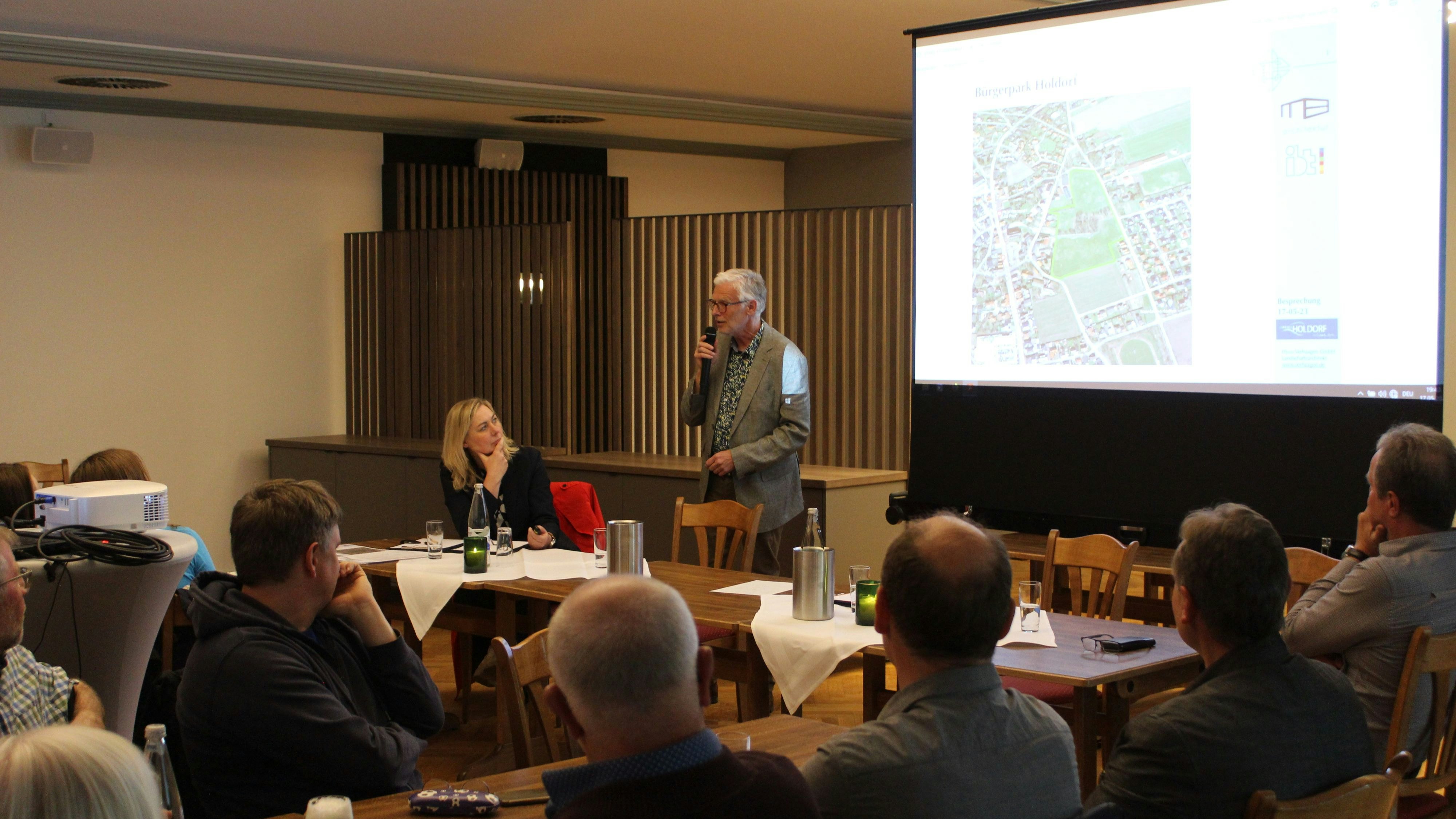 Landschaftsplaner Hyco Verhaagen erläuterte die Ideen und Möglichkeiten für den Bürgerpark. Foto: Heinzel