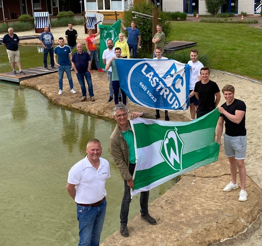 Organisation abgeschlossen: Die FC-Youngsters und die Werder-Brüder haben das Camp in der Sportschule vorbereitet. Foto: FC Lastrup