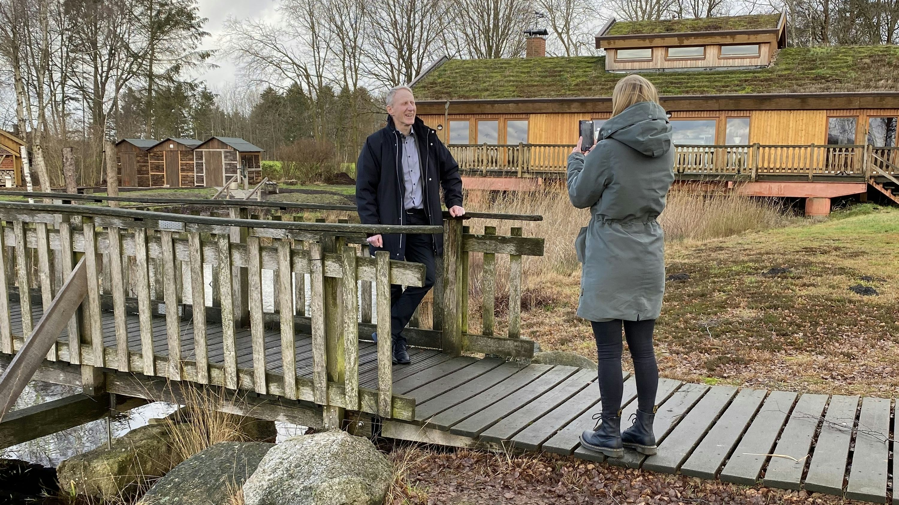 Kamera läuft: Goldenstedts Bürgermeister Alfred Kuhlmann spricht vorm Haus im Moor über Tourismus und Umweltschutz. Doro Stania filmt. Foto: Boning